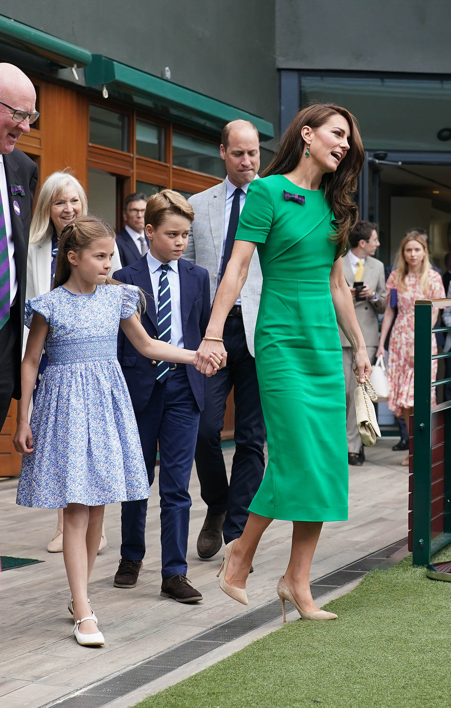 Príncipe George e princesa Charlotte curtem torneio de tênis com os pais