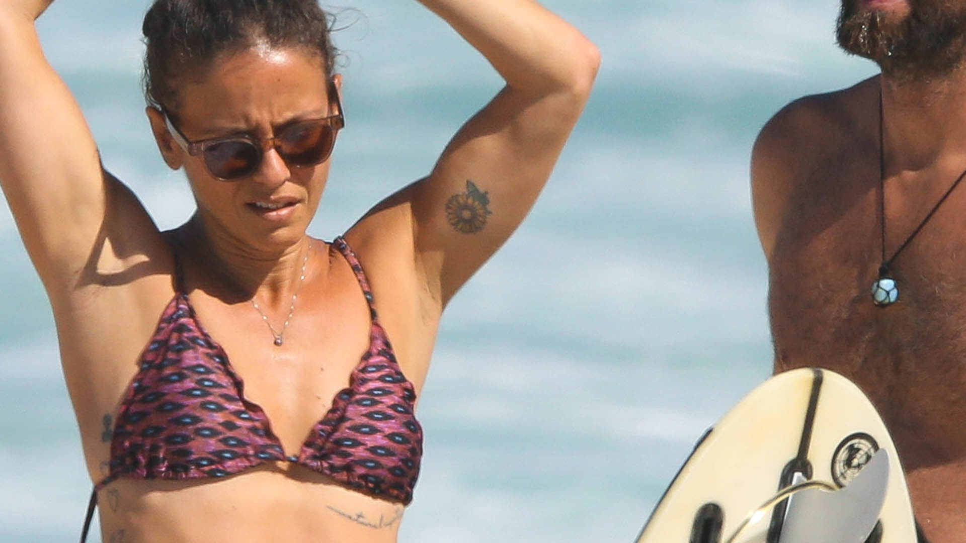 Fernanda de Freitas faz rara aparição com o marido em dia na praia