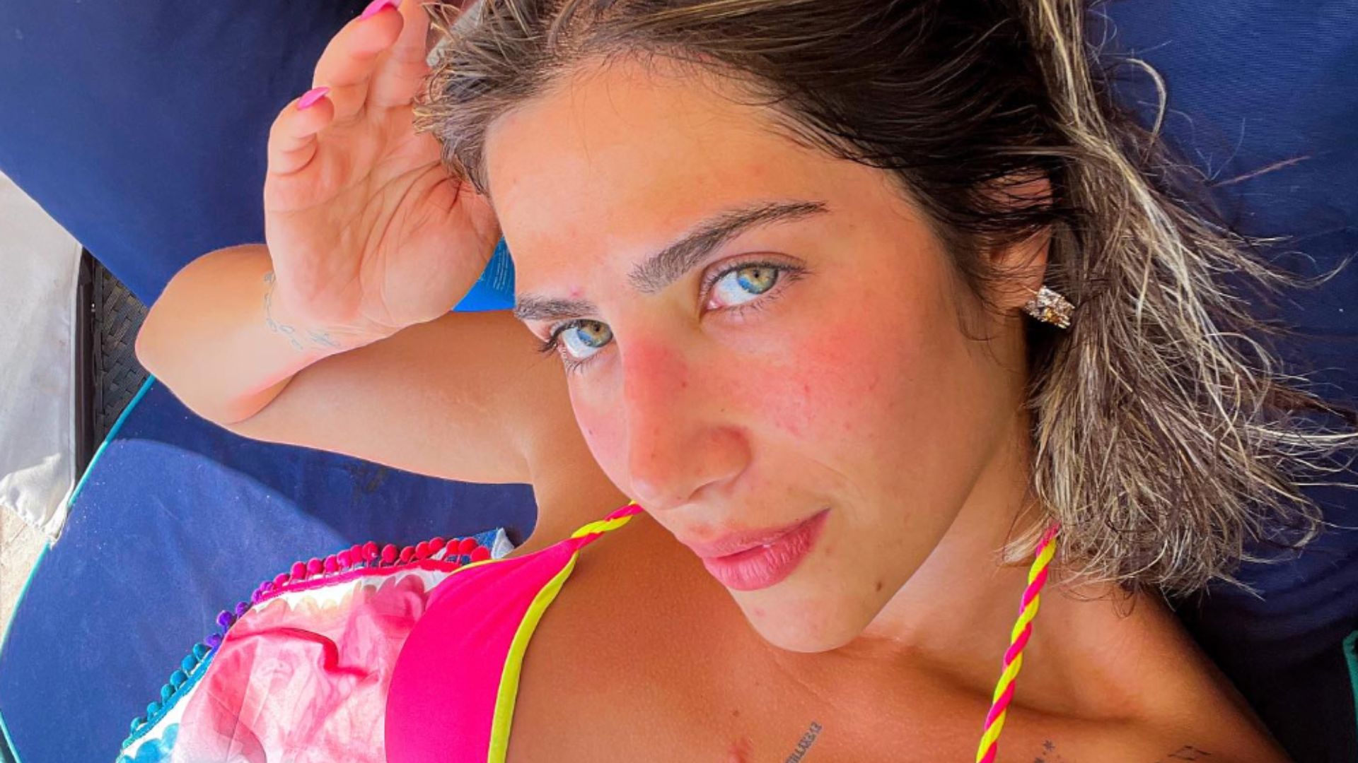 De biquíni, Jéssica Beatriz exibe corpaço real e revela marcas: ‘Mulher perfeita’