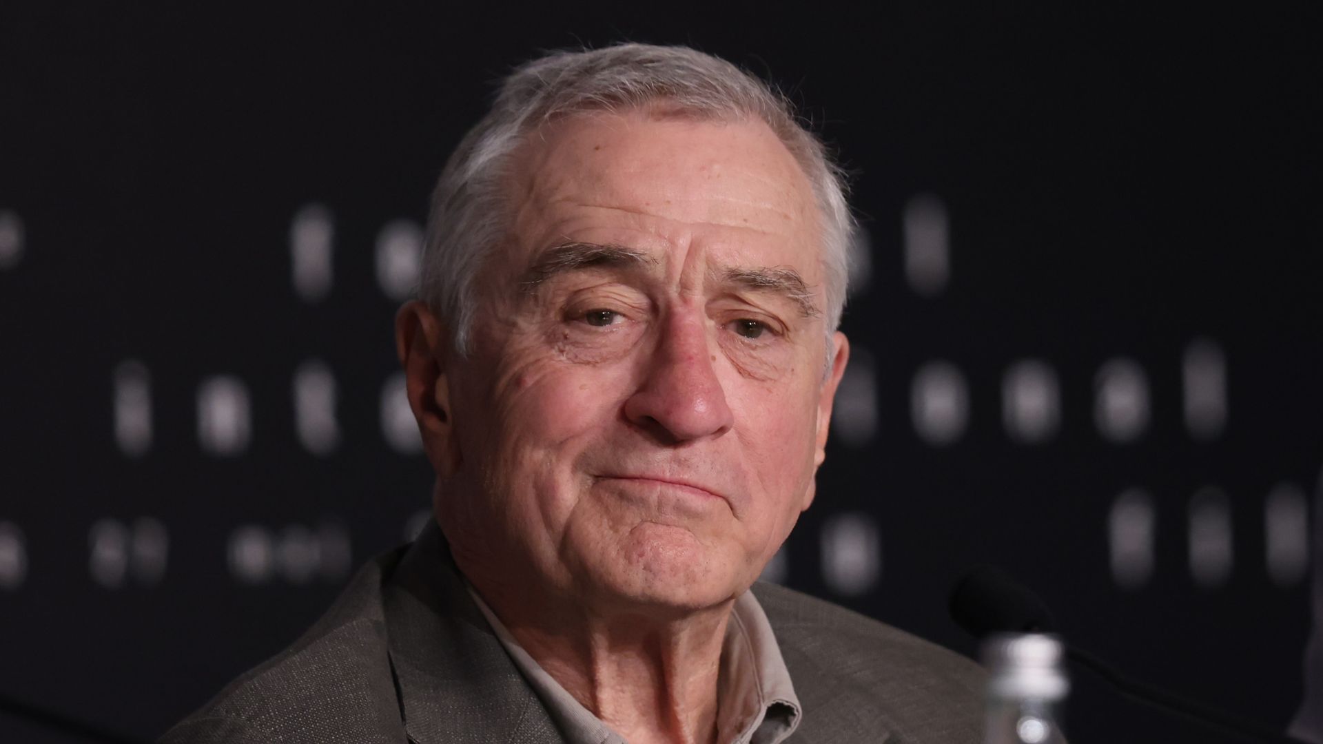 Filha recém-nascida de Robert De Niro aparece pela 1ª vez na TV