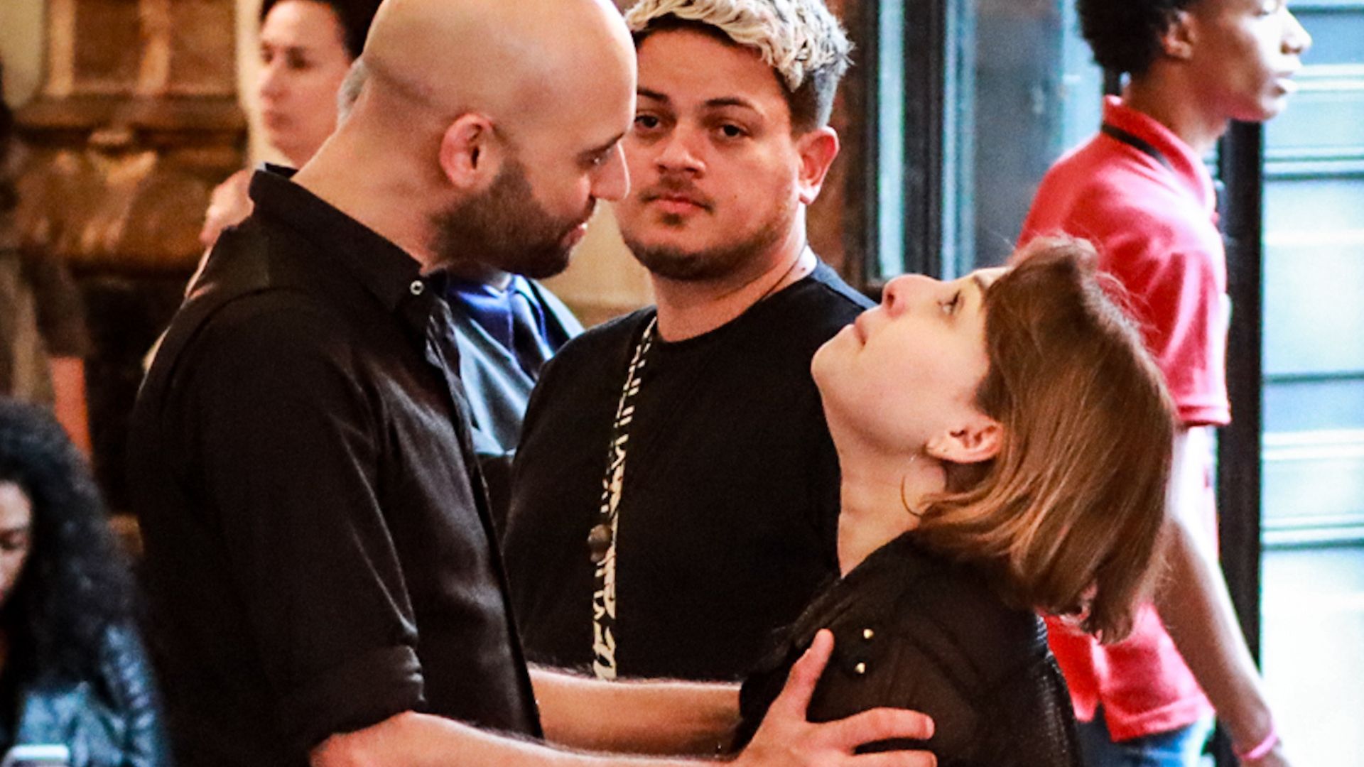 Estendeu a mão: filho de João Donato consola a esposa no velório do pai