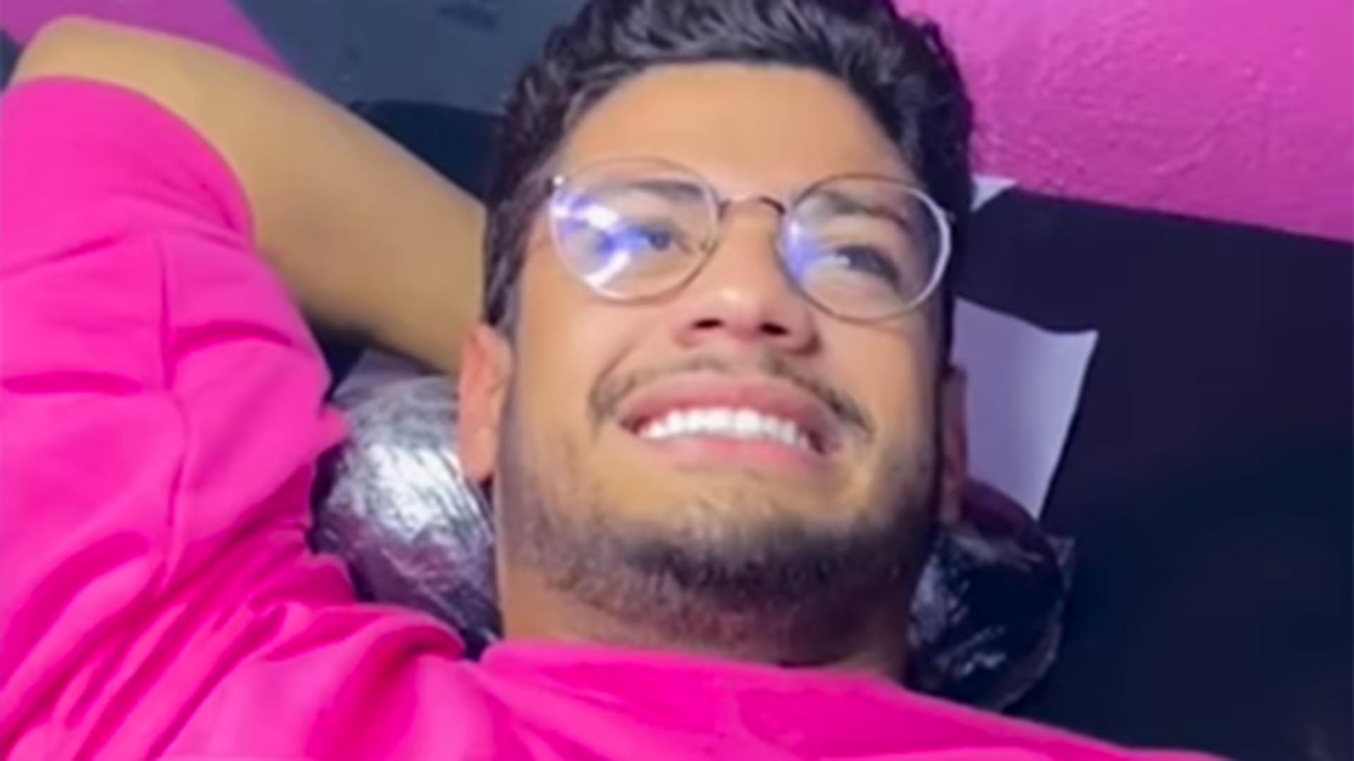 Ex-BBB Gabriel Santana faz tatuagem na virilha: ‘A primeira’