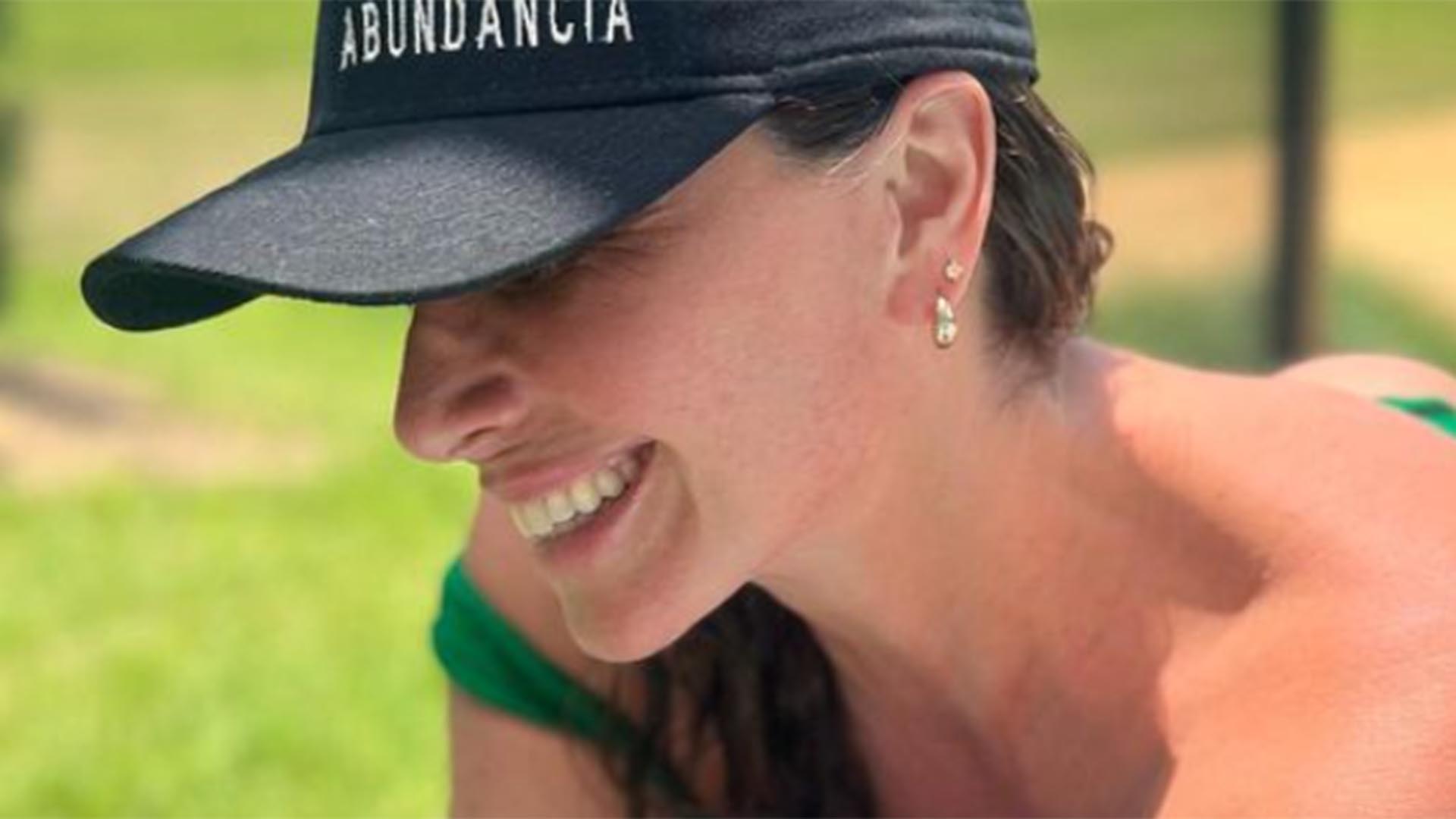 De férias, Giovanna Antonelli renova o bronzeado ao ar livre