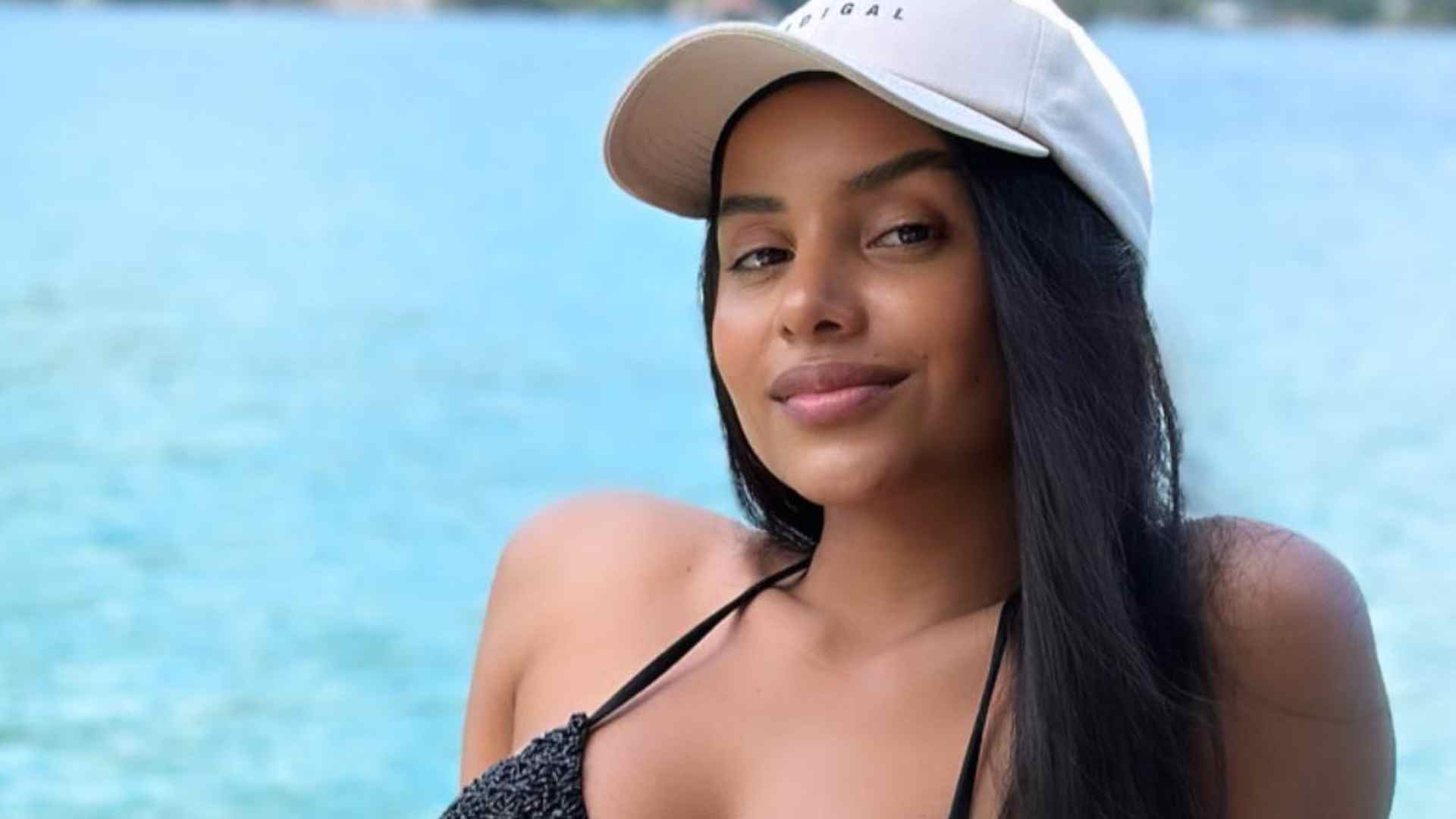 Gleici Damasceno esbanja beleza em clique na praia