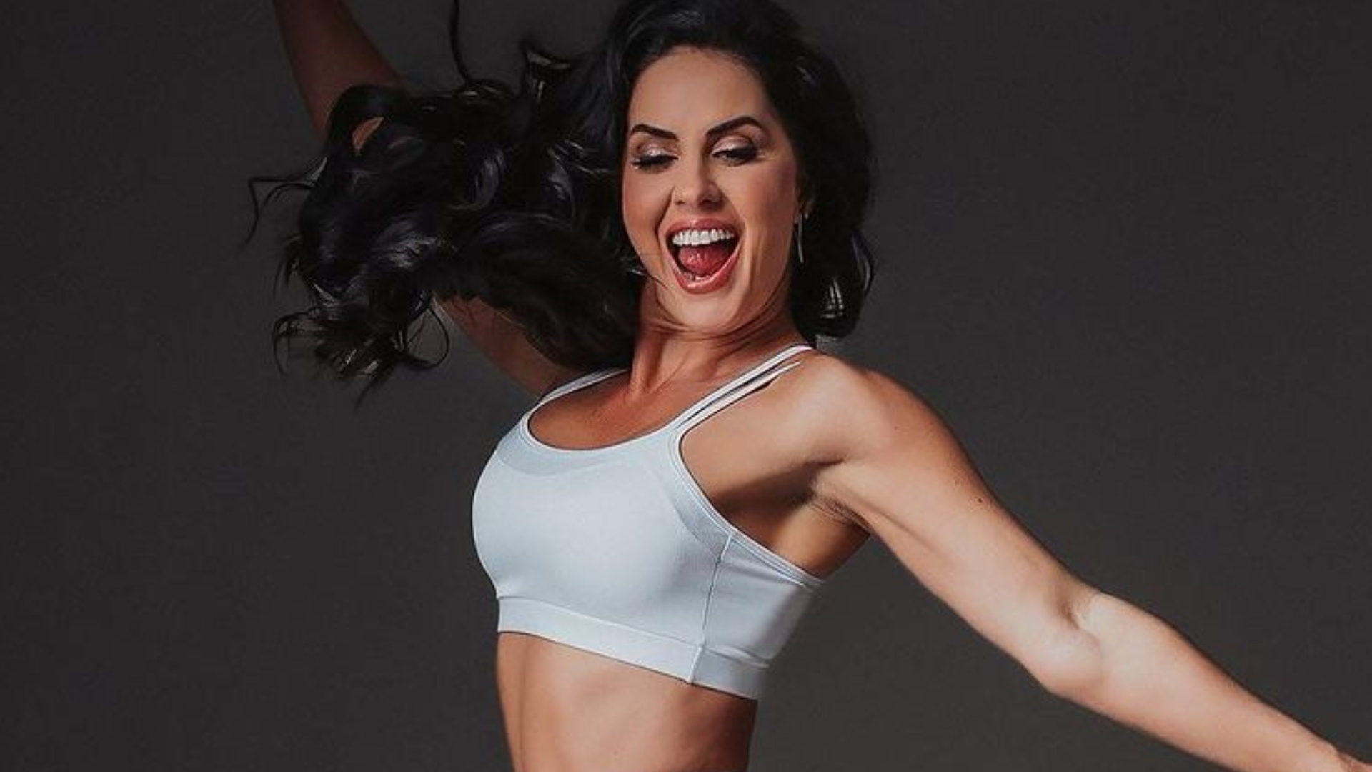 De look branco de ginástica, Graciele Lacerda revela corpaço esculpido: ‘Gata’