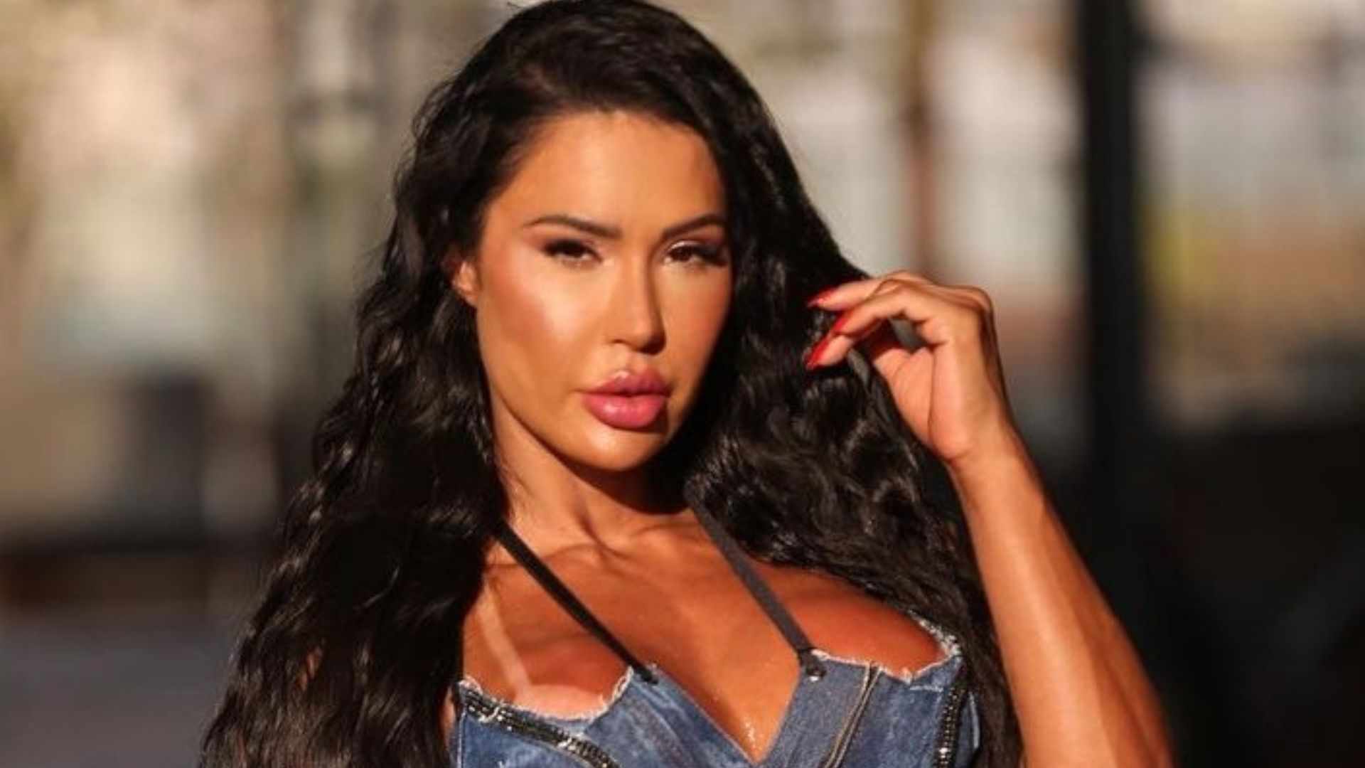 Gracyanne Barbosa usa shorts de tamanho de cinto e choca: ‘Perfeição’
