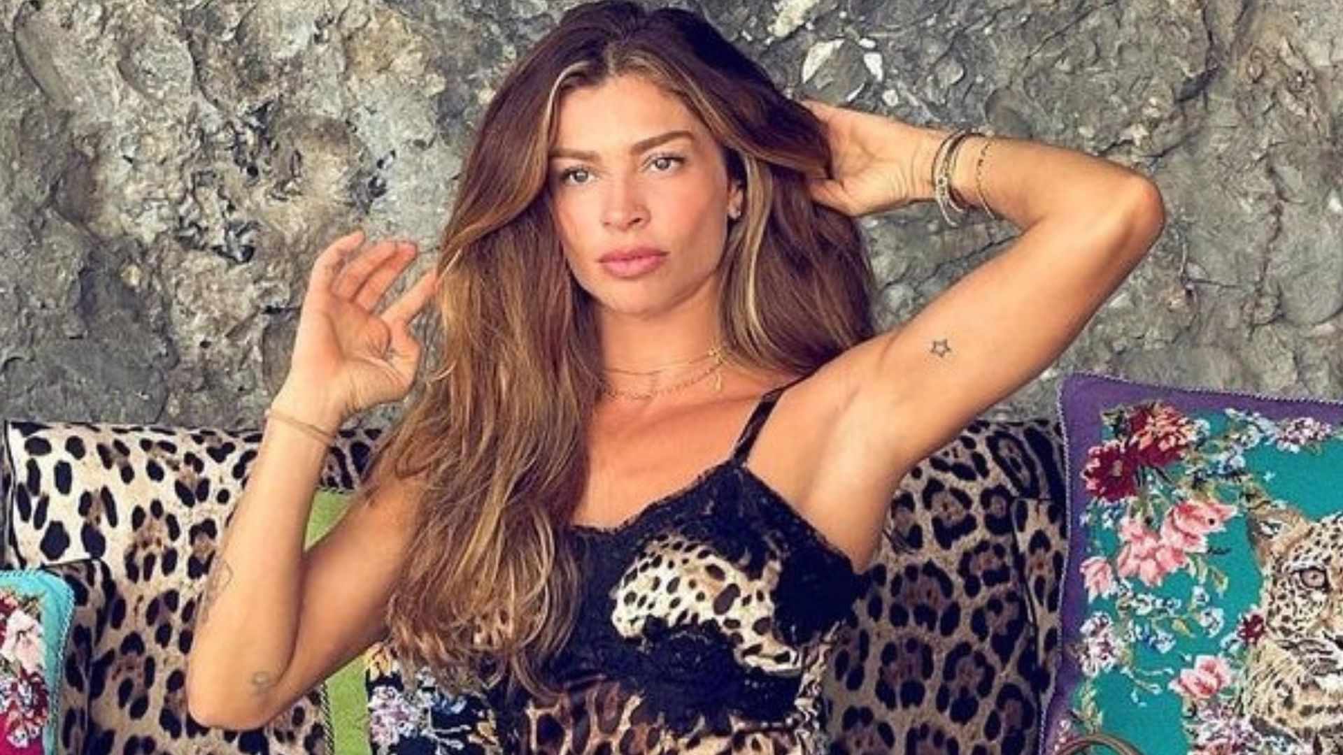 Na Itália, Grazi Massafera passeia com vestido de R$ 11 mil: ‘Felinos’