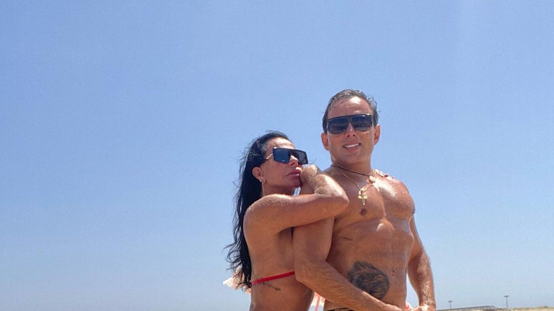 Na praia, Gretchen e o marido revelam resultados de procedimentos: ‘Saúde’