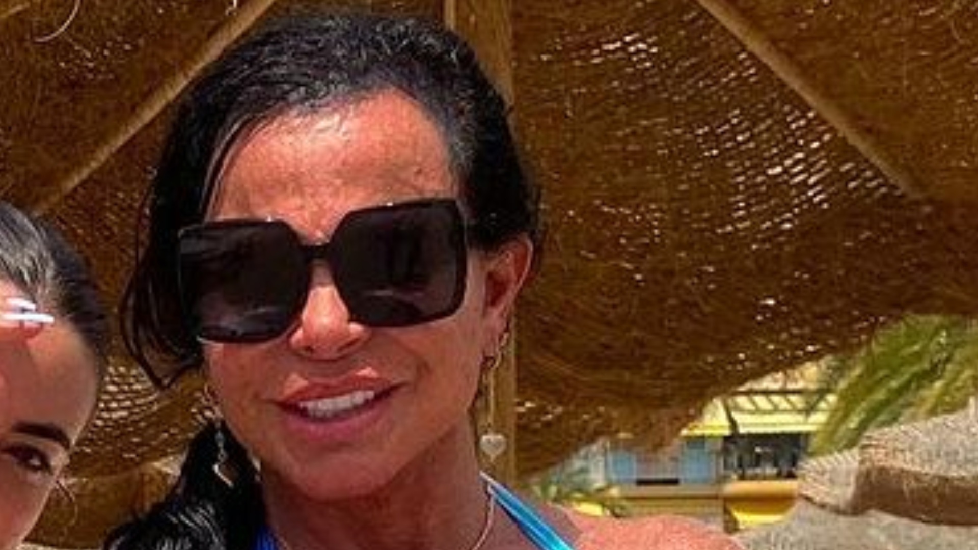 De biquíni, Gretchen toma sol com a filha em viagem: ”Gatonas”