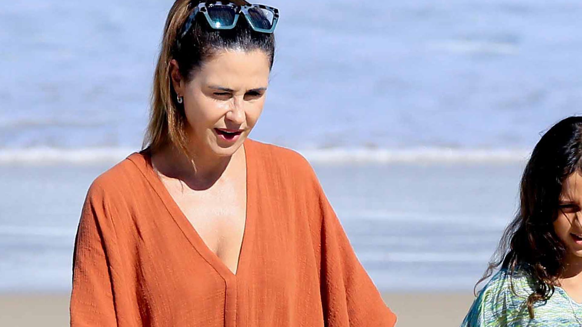 Guilhermina Guinle faz rara aparição com a filha, Mina, em dia na praia