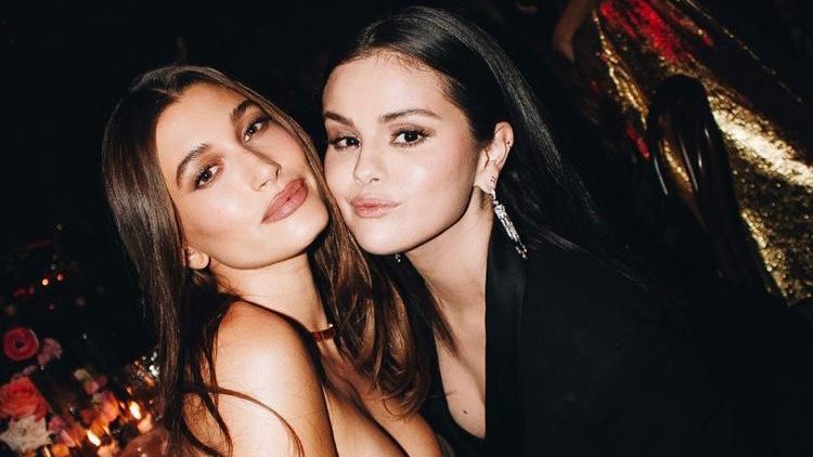 Hailey Bieber diz se irritar com rivalidade criada entre ela e Selena Gomez