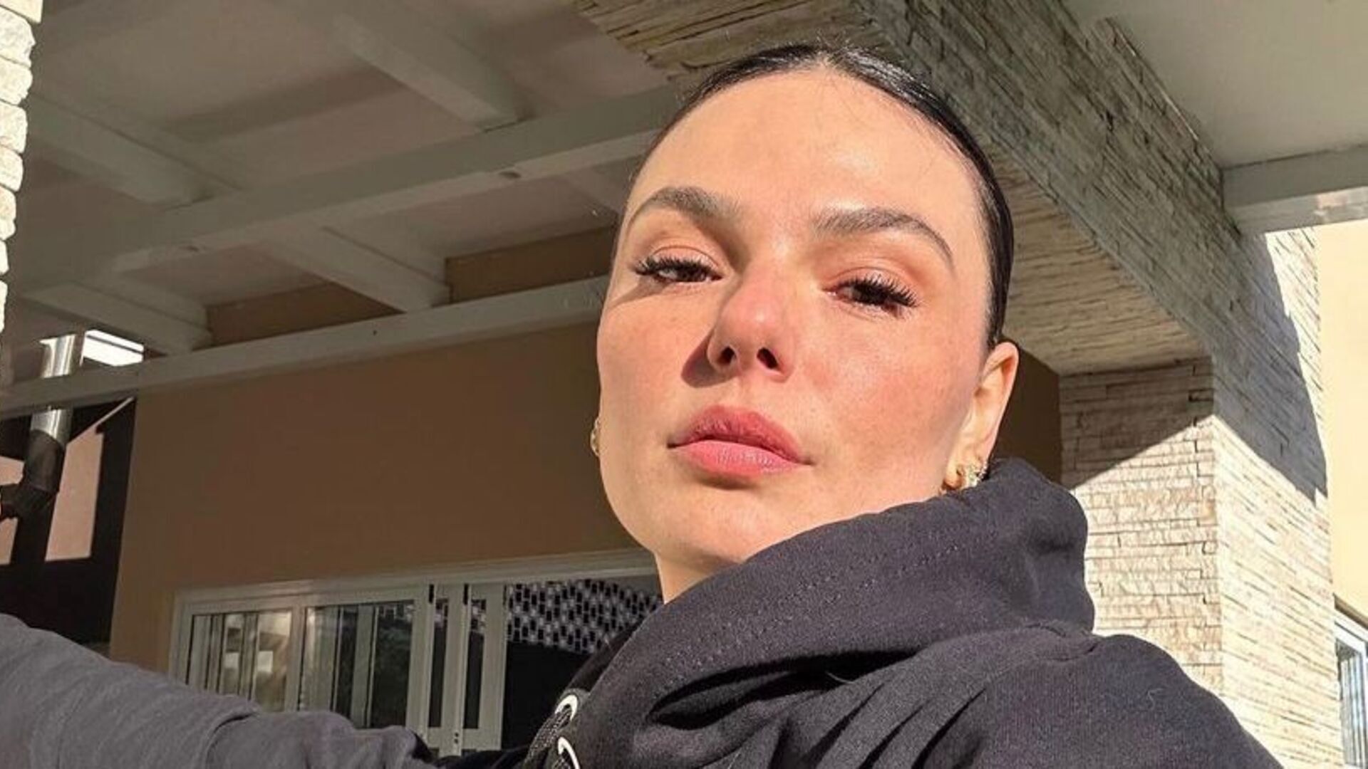 Isis Valverde encanta fãs ao surgir ao lado do filho e da mãe: “Plena”
