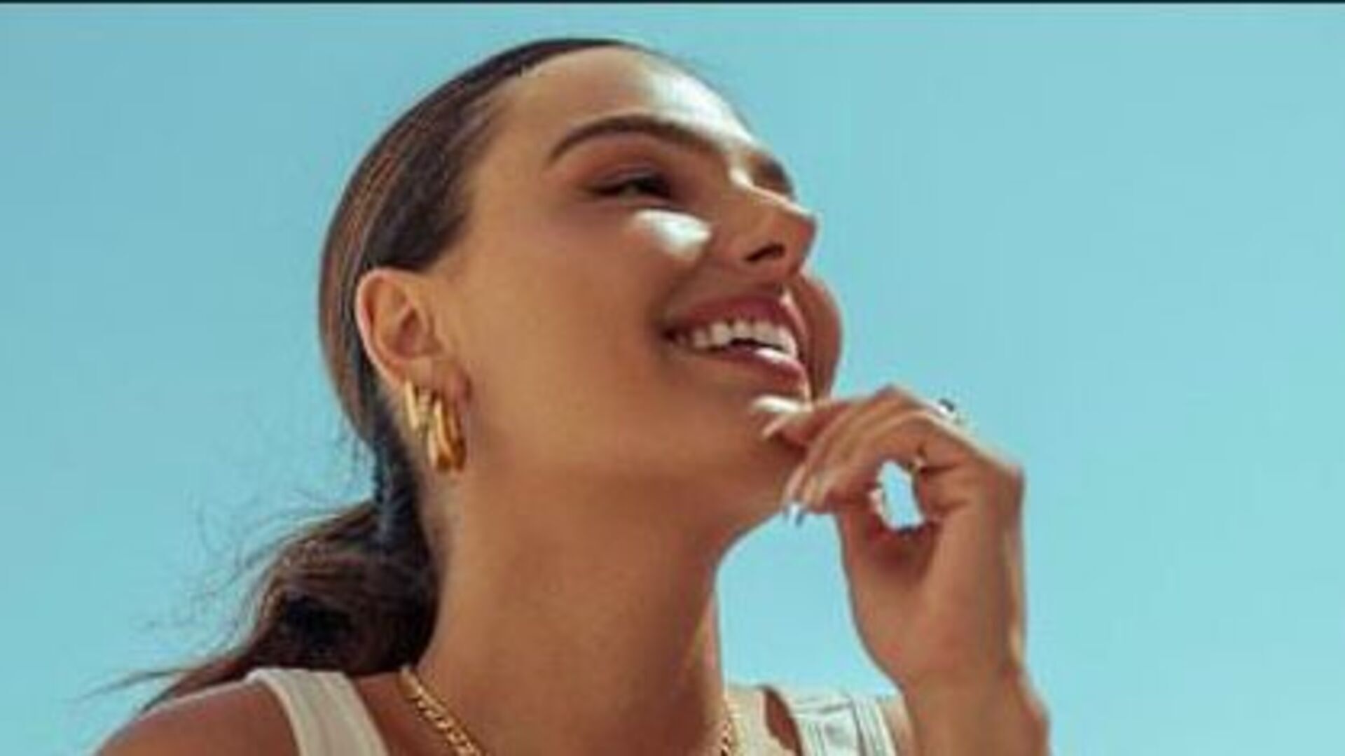 Isis Valverde deixa fãs perplexos ao posar para fotos no deserto: “Gatíssima”