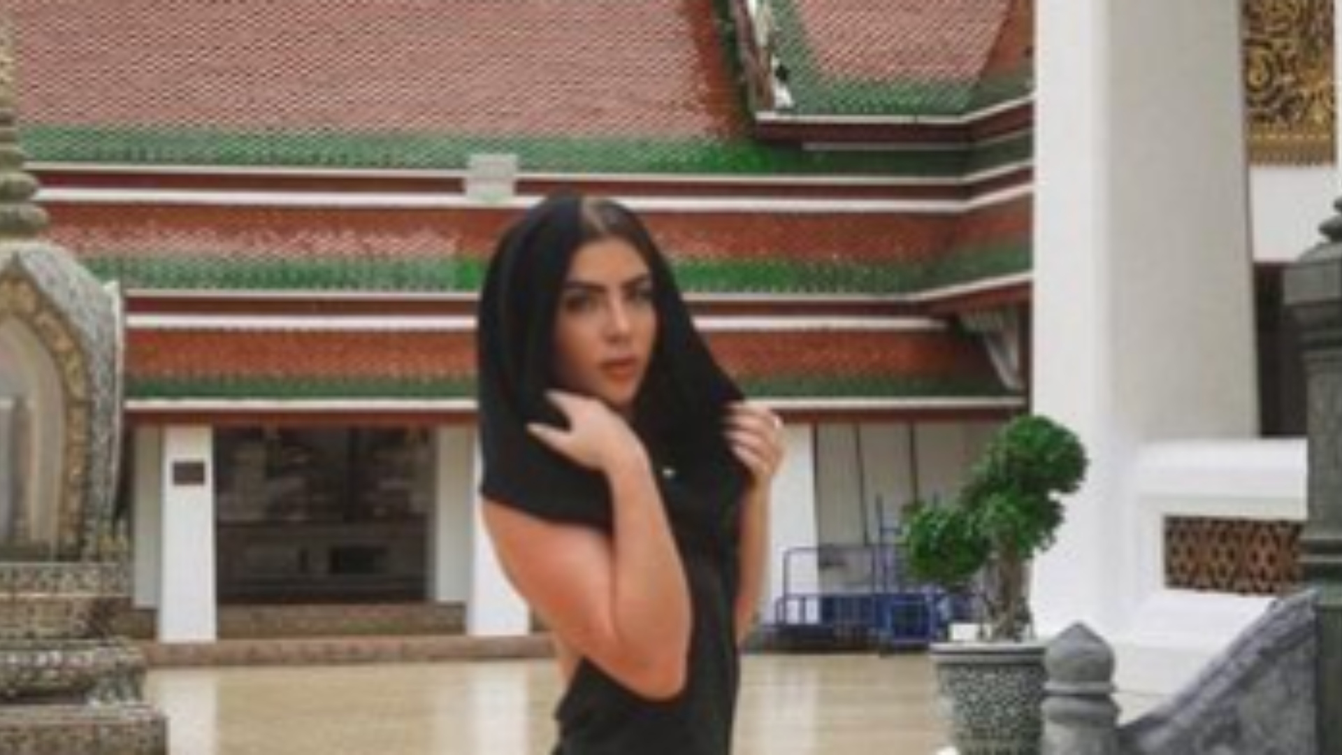 Jade Picon usa véu ao visitar templo budista enquanto viaja pela Tailândia