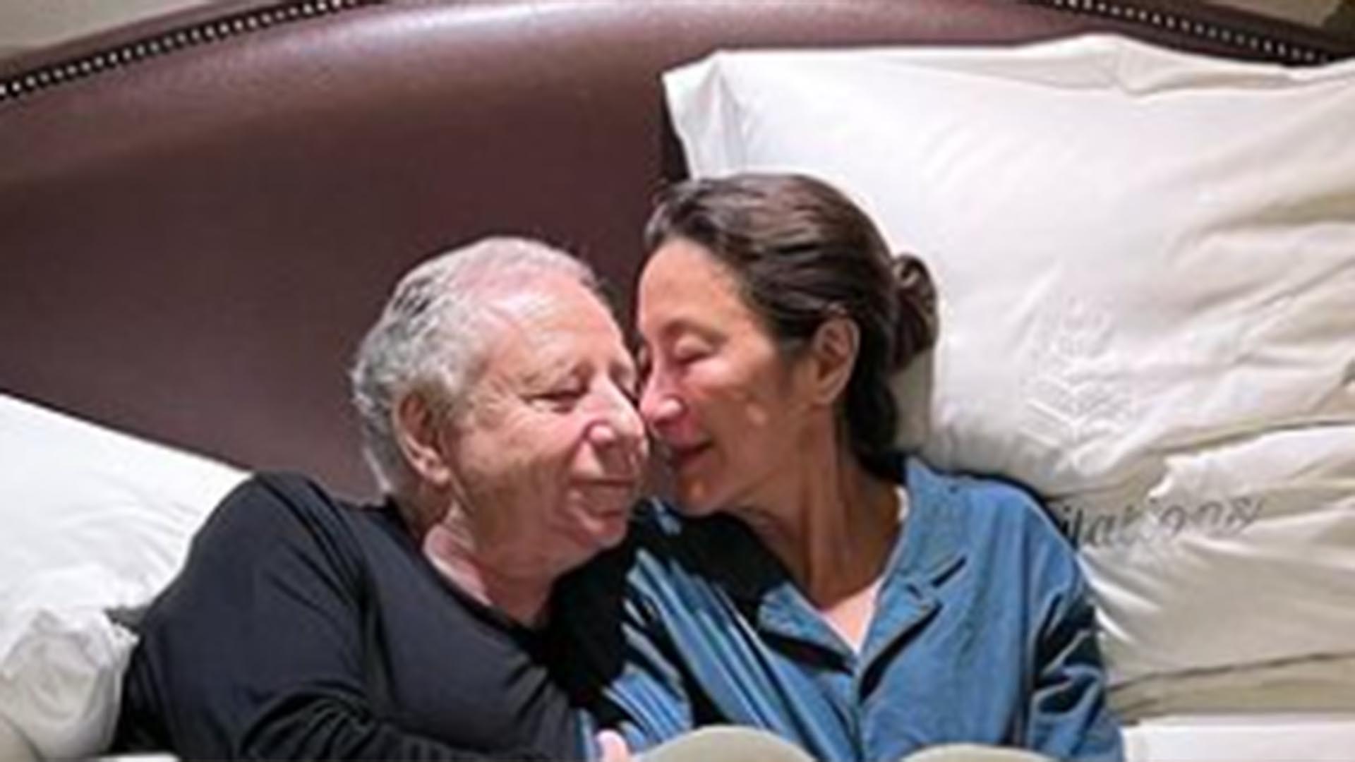 Vencedora do Oscar, Michelle Yeoh surge na cama com o marido durante a lua de mel