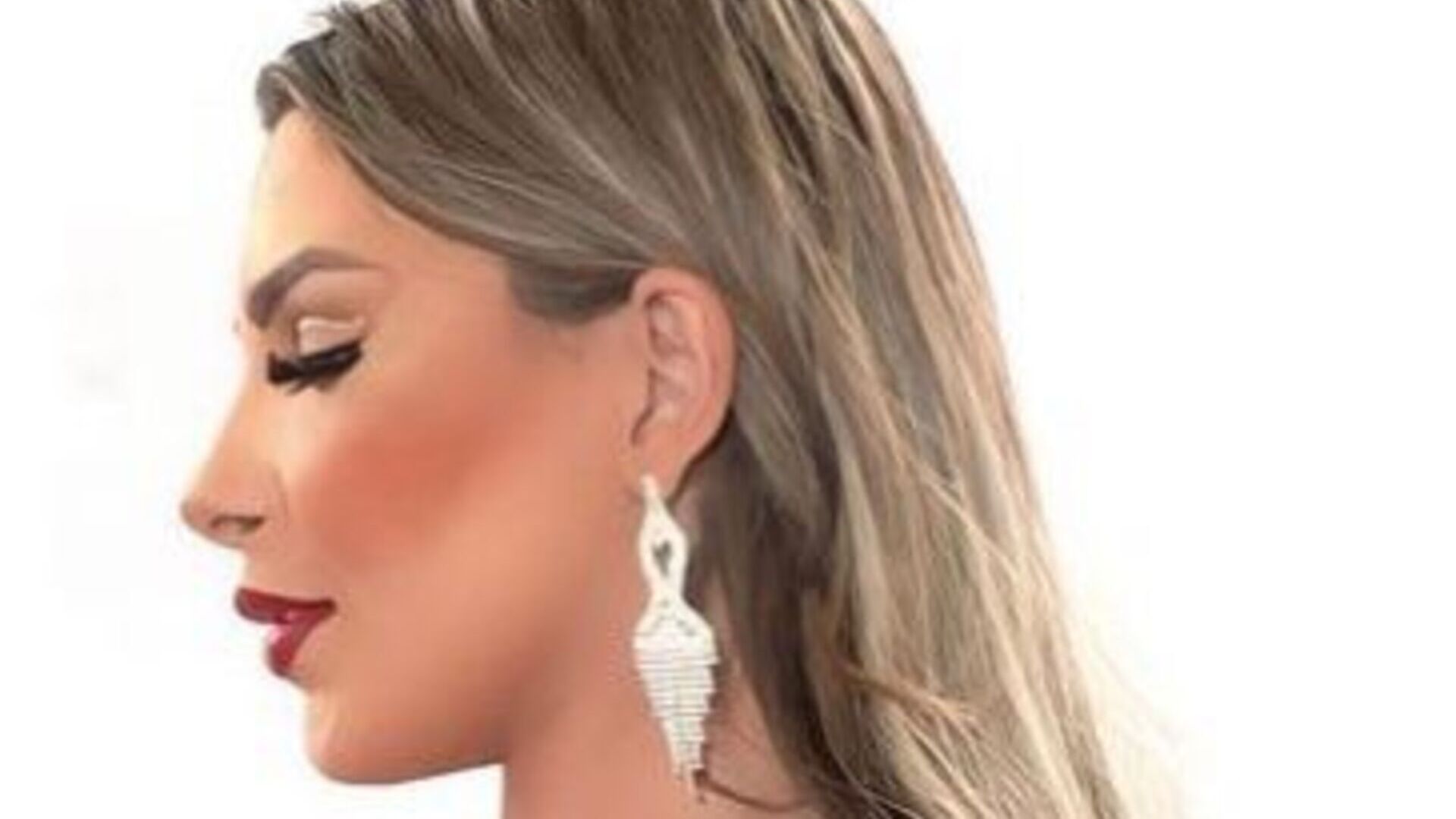 Jenny Miranda causa polêmica com foto ousada: “Estranha é sua cara”