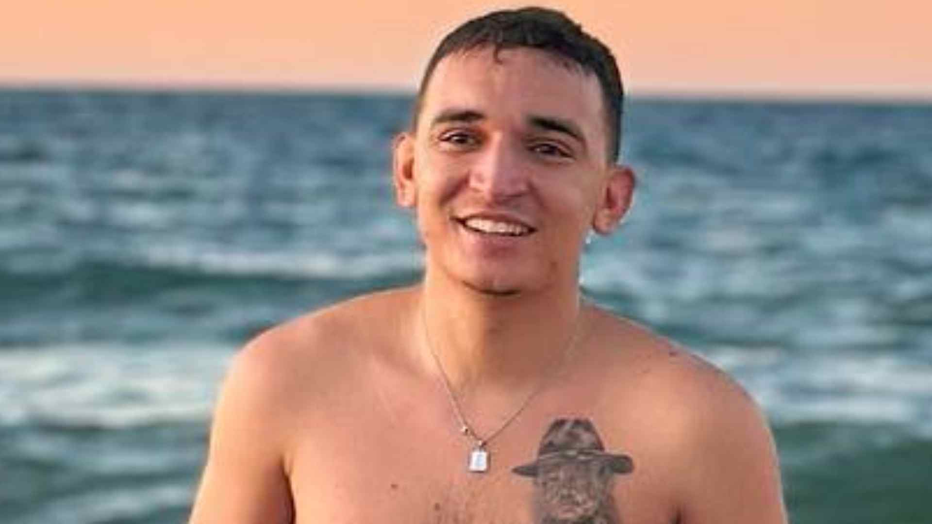 João Gomes surge sem camisa e brinca: “Beleza duvidosa”