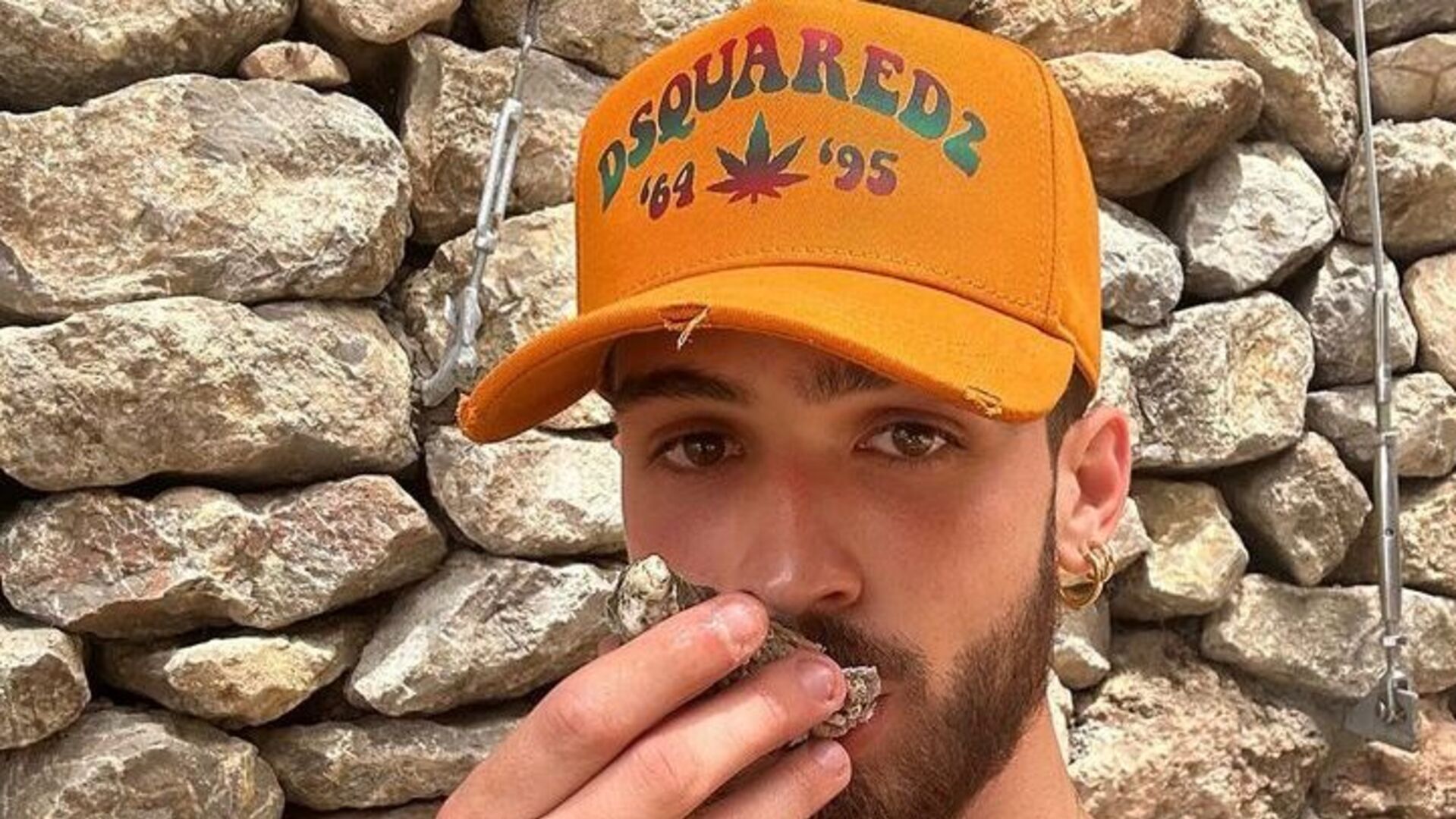 João Guilherme deixa fãs sem ar ao posar em camisa em Ibiza: “Gostoso”