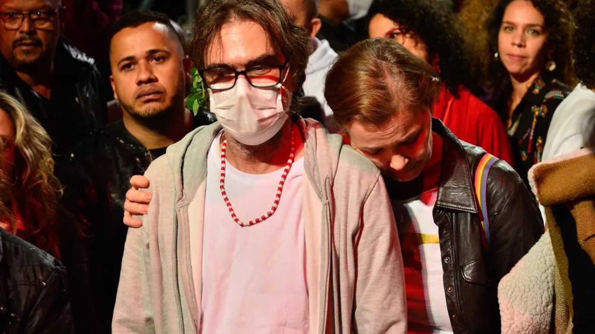 Julia Lemmertz estende a mão e ampara viúvo de Zé Celso em velório