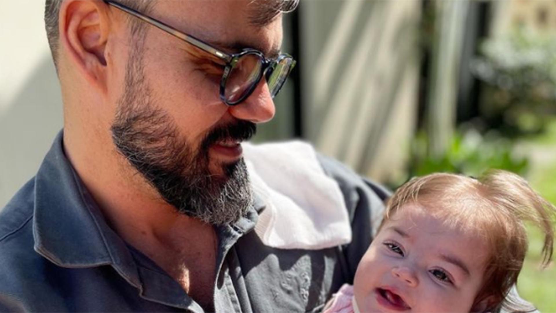 Esposa de Juliano Cazarré explica ausência da filha caçula em foto: ‘Suporte médico 24h’