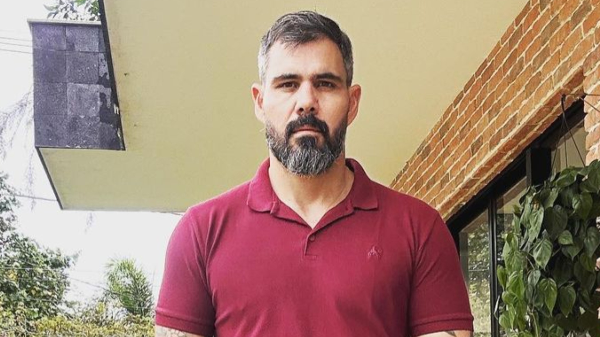 Juliano Cazarré se derrete ao compartilhar o filho na igreja: ”Enche o coração de alegria”
