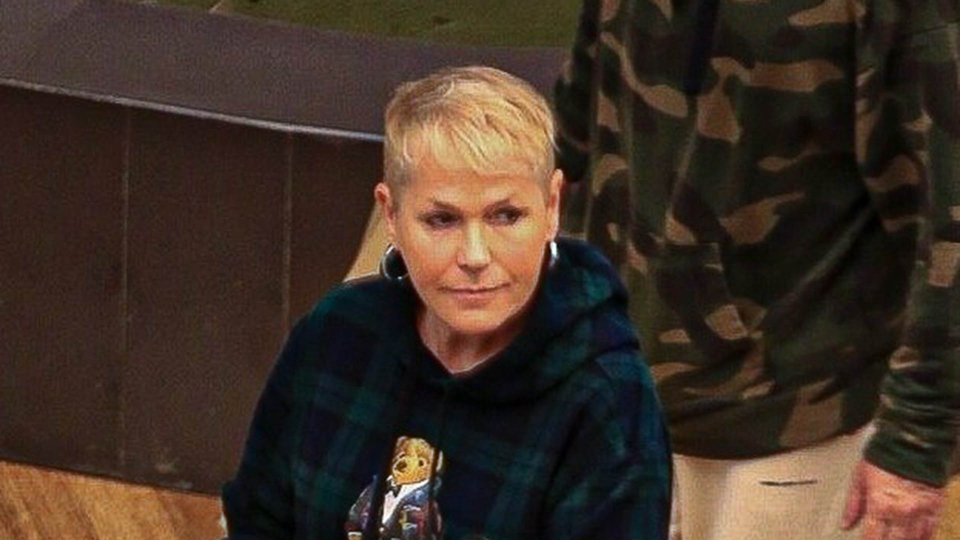 Xuxa Meneghel usa moletom grifado de R$ 1.600 em passeio no shopping