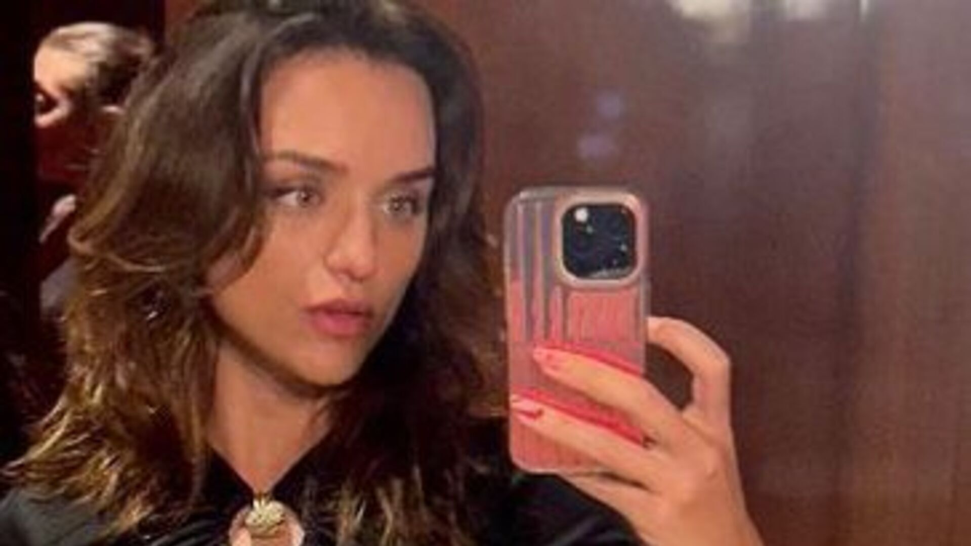 Rafa Kalimann deixa seguidores babando ao posar de vestido decotado: “Deusa”