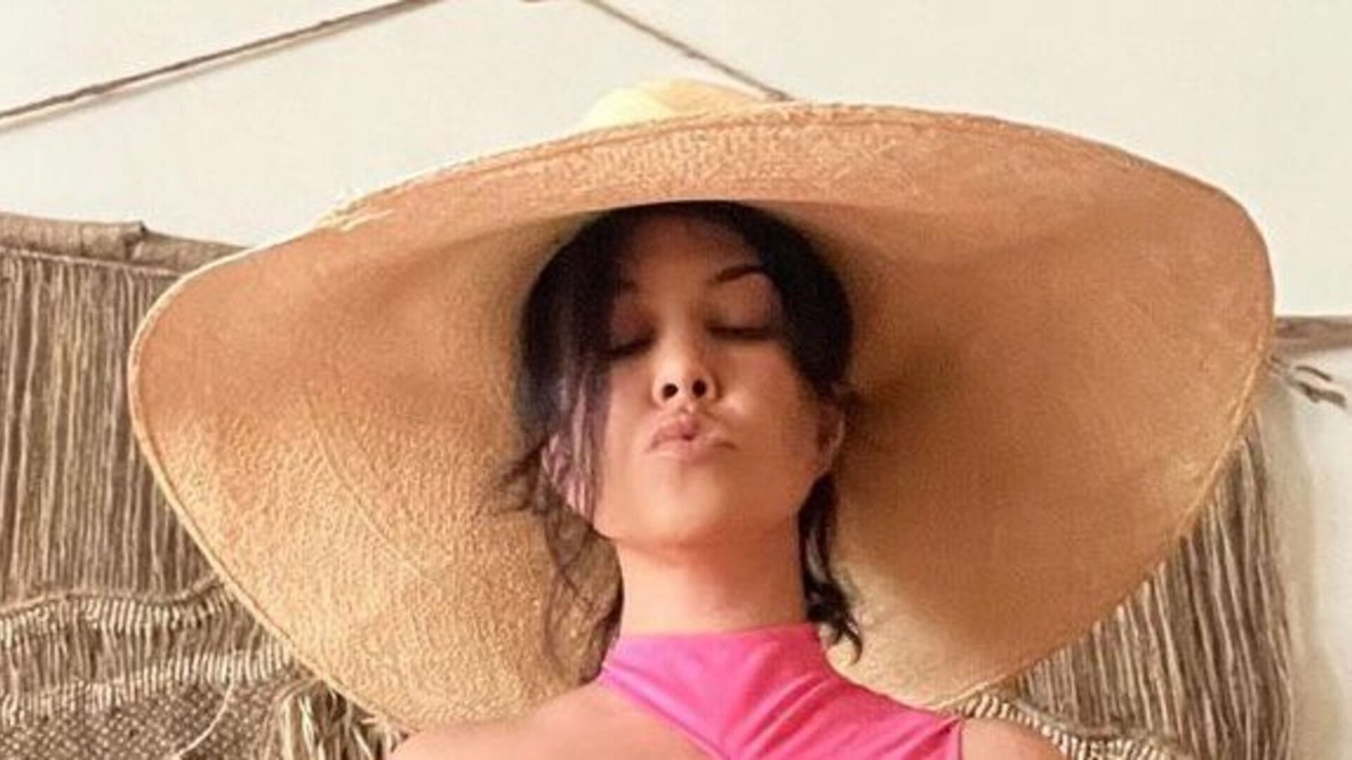 Kourtney Kardashian encanta seguidores ao exibir o barrigão de grávida: “Meta”