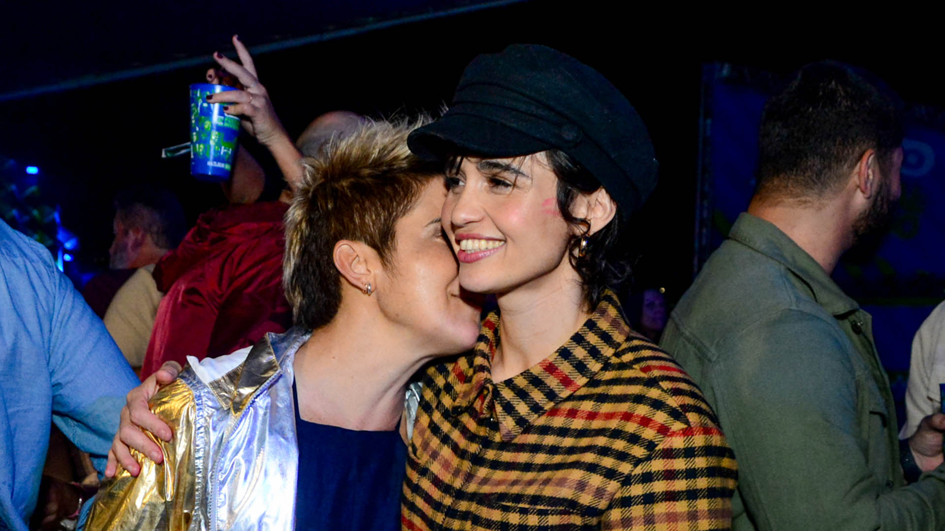 Nanda Costa ganha carinho da esposa, Lan Lanh, em noite de show