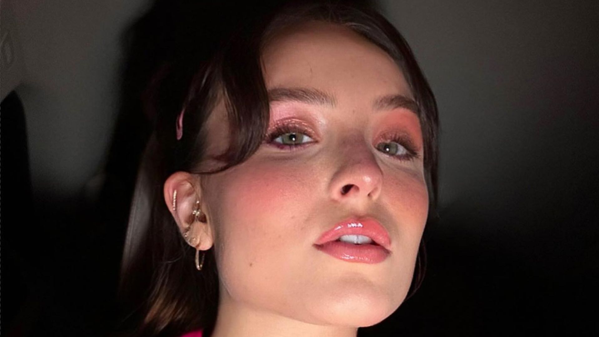 Entenda o colar macabro usado por Larissa Manoela em evento da Barbie