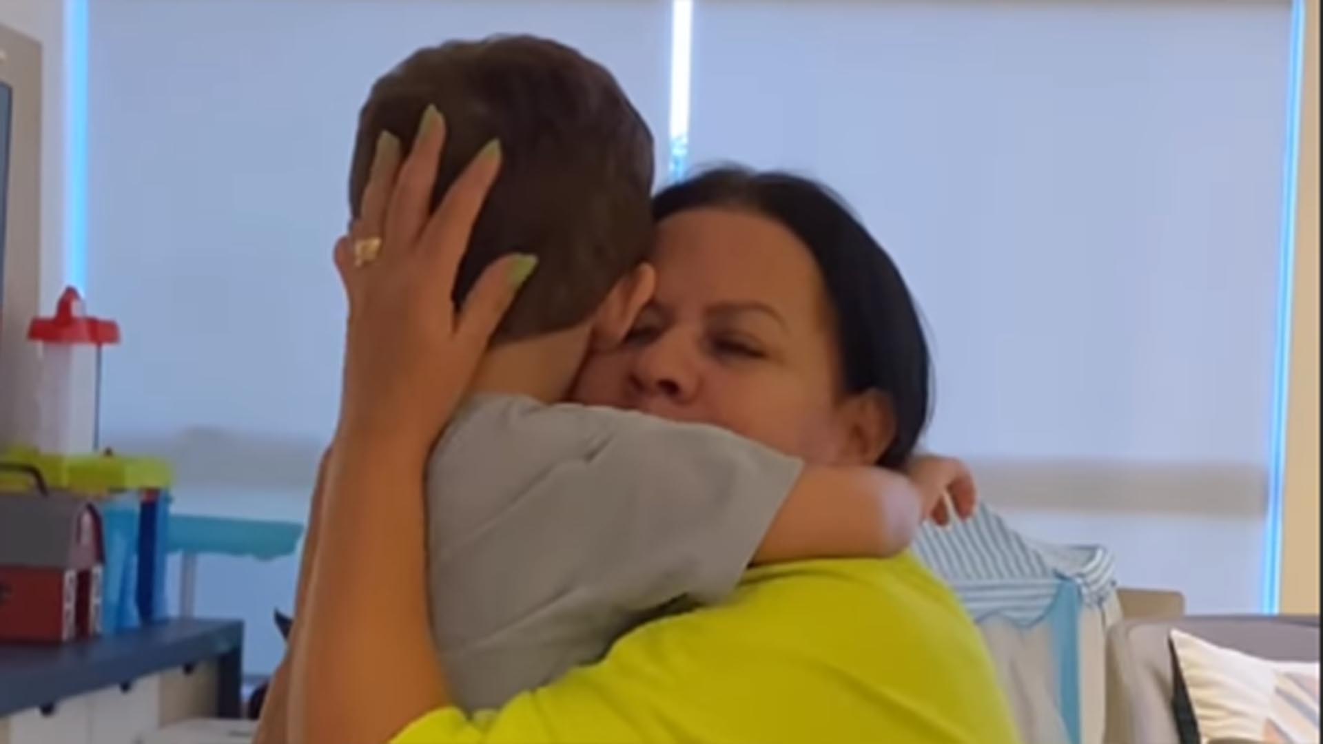 Mãe de Marília Mendonça comove com imagem do neto: ‘Se consolando’