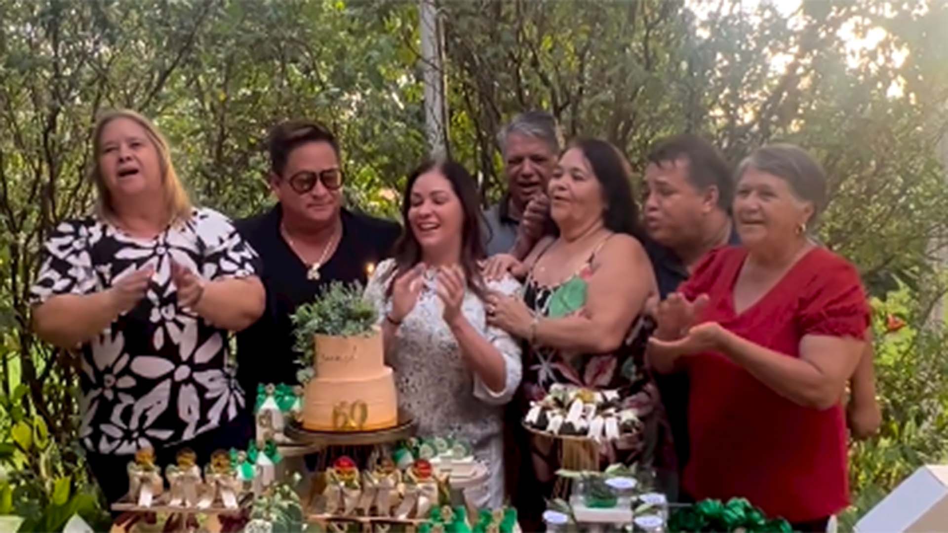 Leonardo ganha segunda festa de aniversário organizada pela esposa