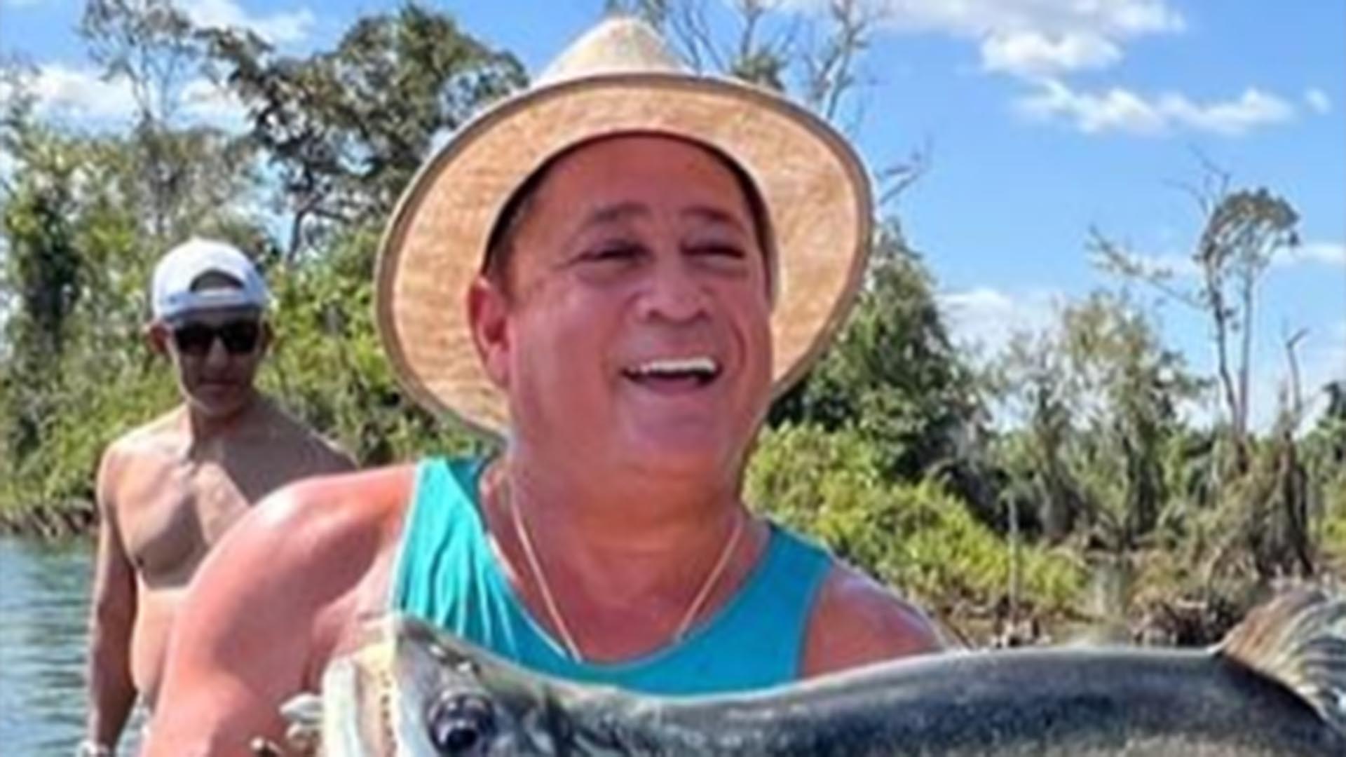 Pernas do cantor Leonardo roubam a cena em foto: ‘Olha as panturrilhas!’