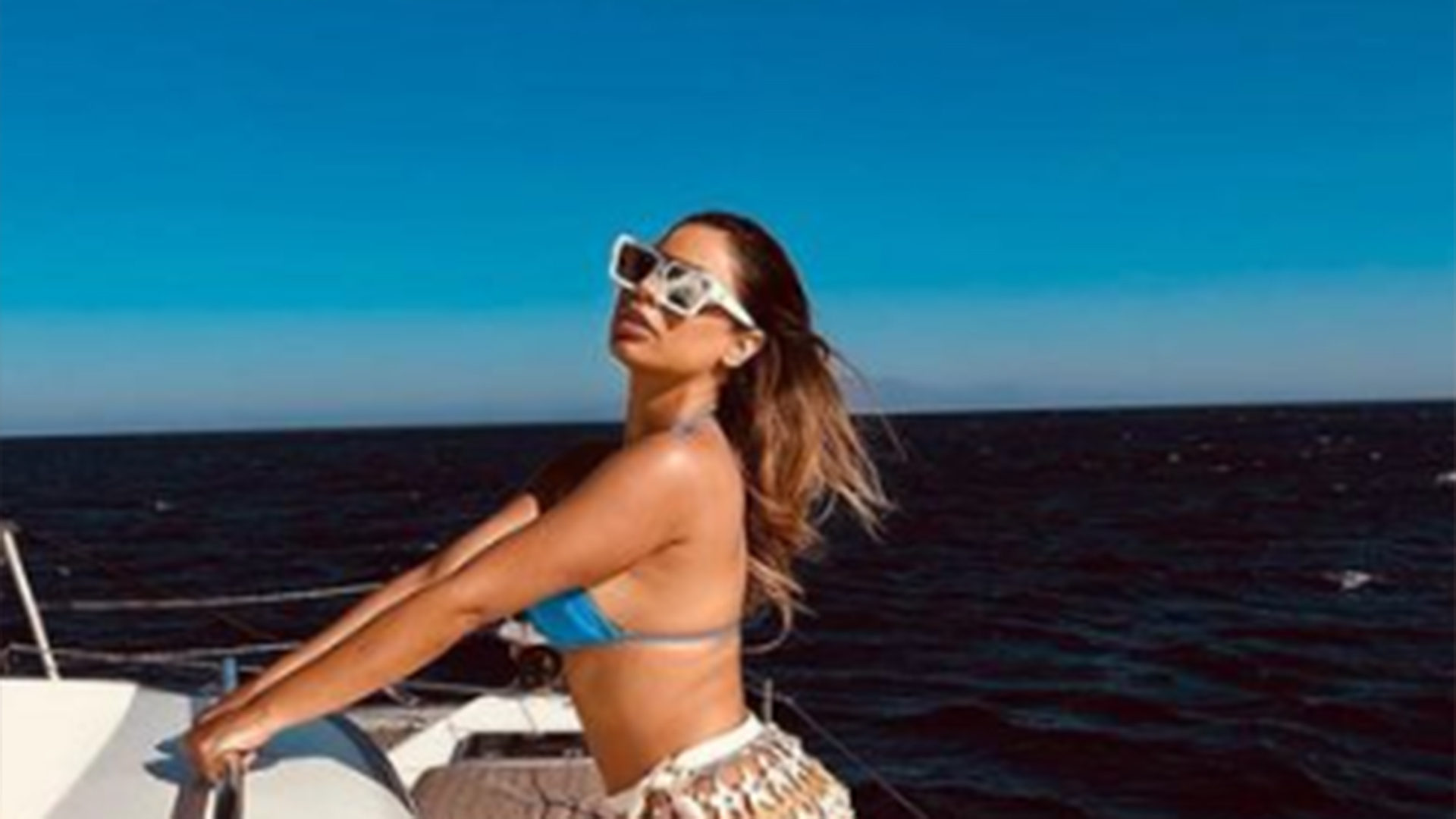 Lexa aposta em minissaia transparente em passeio de barco