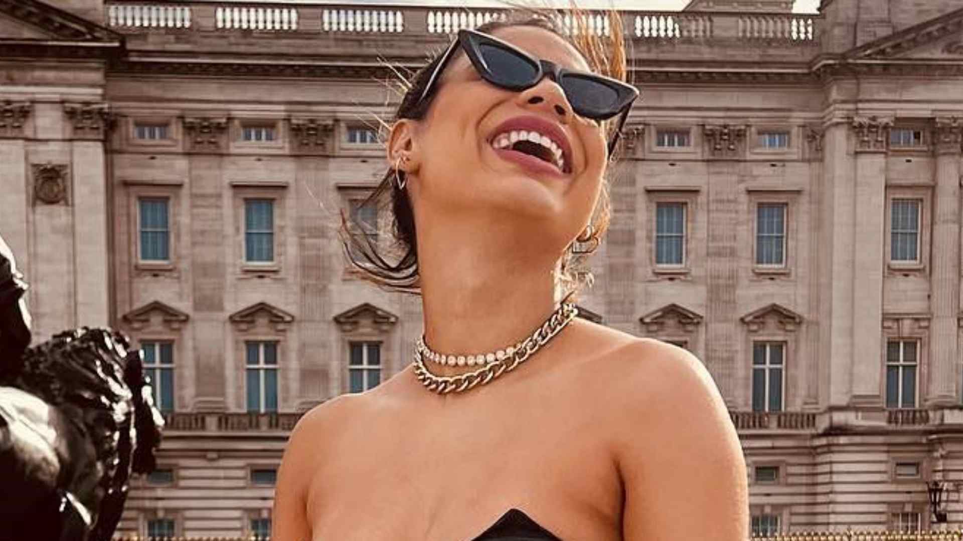 Com vestido justo, Lexa esbanja beleza durante passeio por Londres