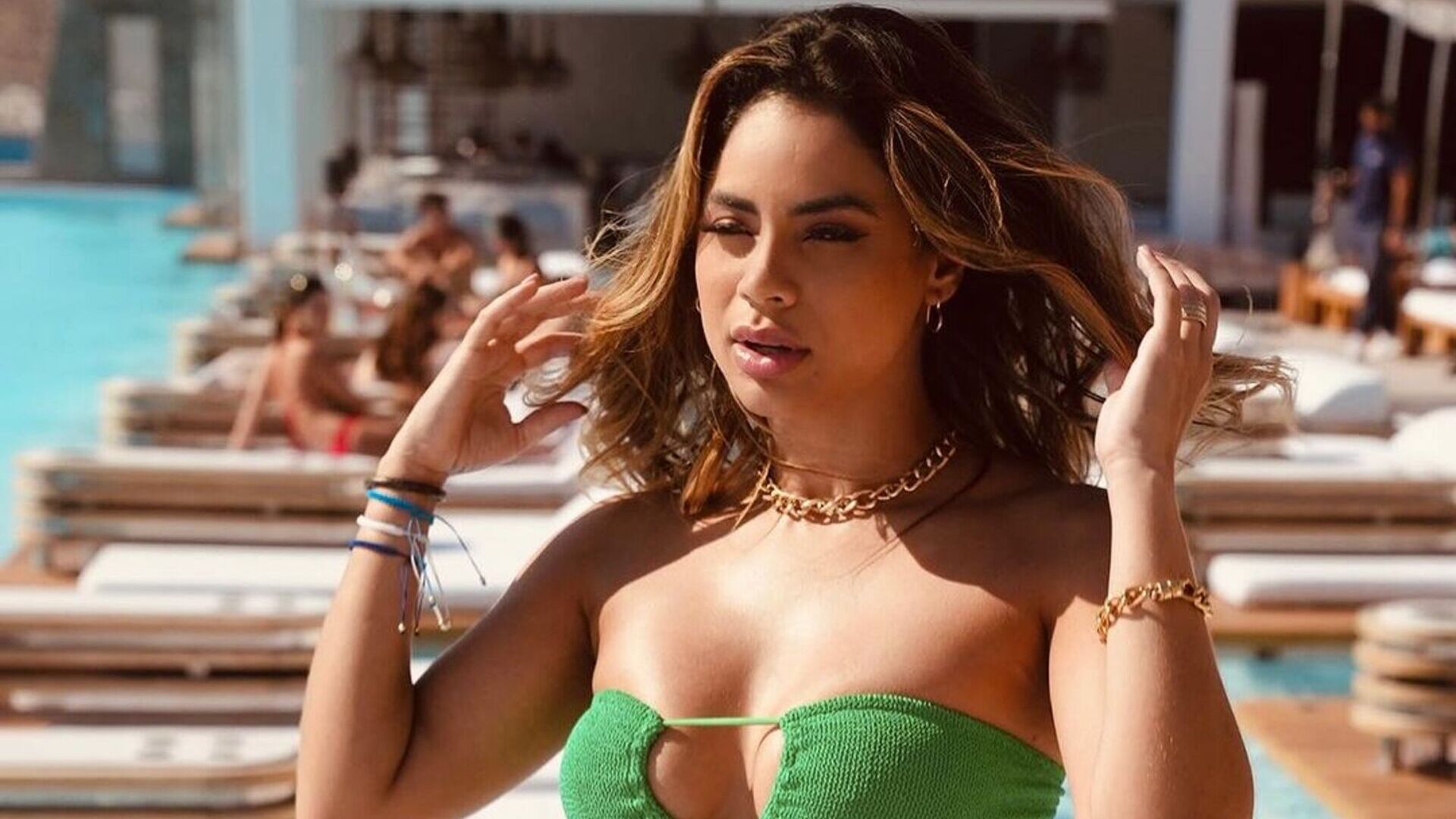 Lexa enlouquece ao se exibir em piscina na Grécia: ‘Gatona’