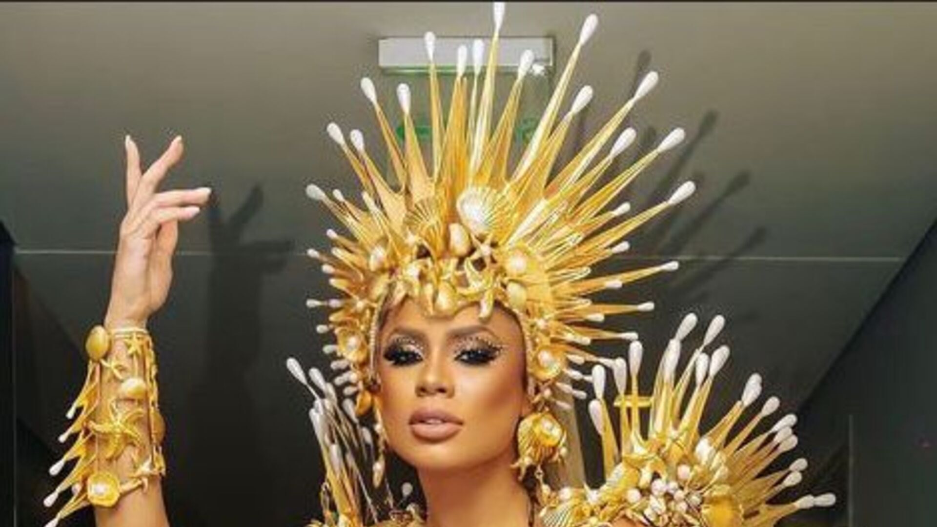 Lexa esbanja beleza e samba no pé ao postar TBT de Carnaval: “Rainha”