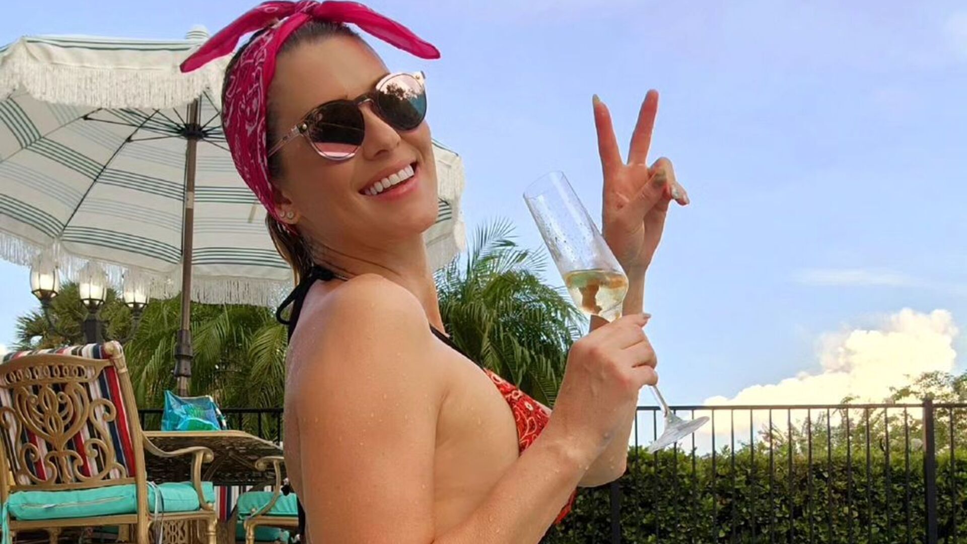 Lívia Andrade esbanja beleza na piscina, mas presença inusitada rouba a cena: ‘Inimigas’