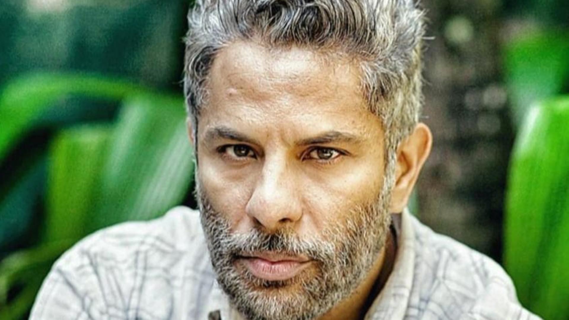 Aos 52 anos, Luka Ribeiro desabafa sobre preconceito na TV e lamenta: “Percebo”