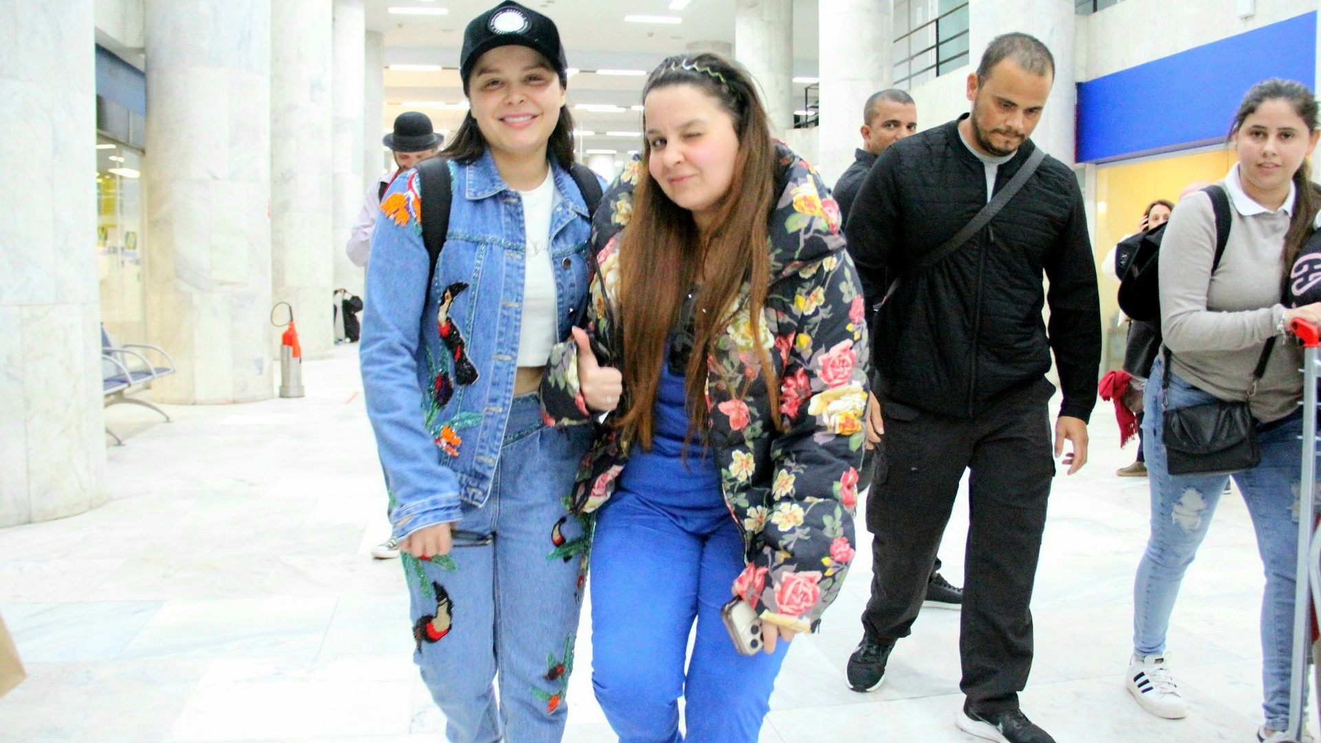 Ao natural, Maiara e Maraisa roubam a cena em aeroporto