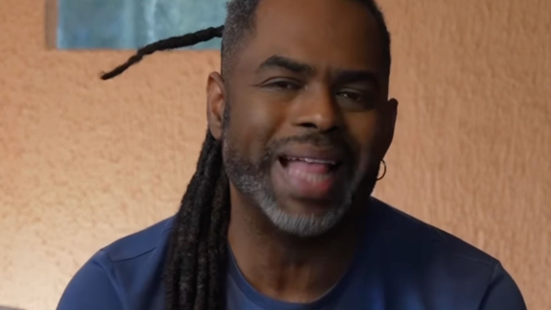 Manoel Soares nega demissão e surge indignado após boatos: “Desqualificar negros”