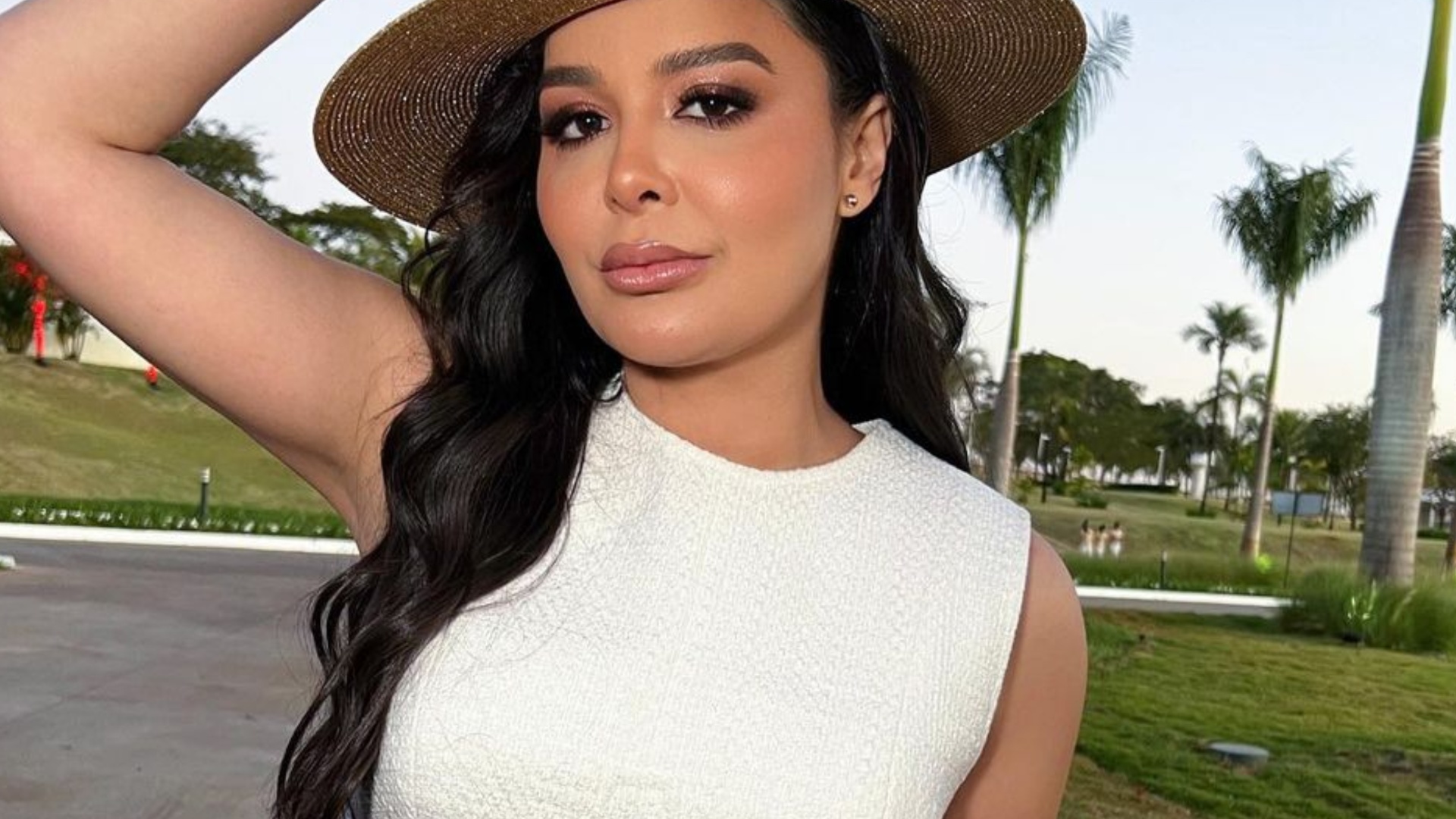 De look branco, Maraisa deixa barriguinha à mostra e causa: ‘Surreal’