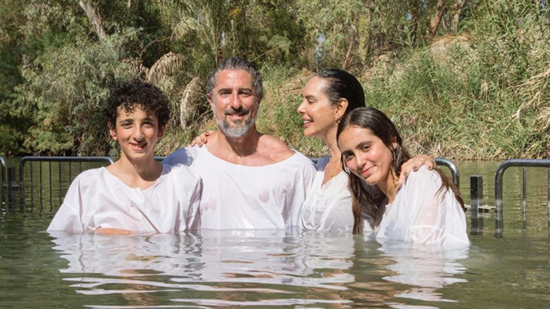 Marcos Mion é batizado no Rio Jordão com sua família
