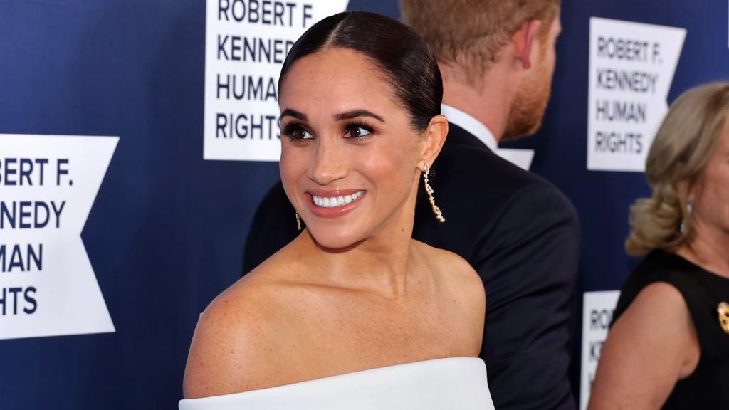Quatro anos após encerramento, série de Meghan Markle bate recorde de audiência