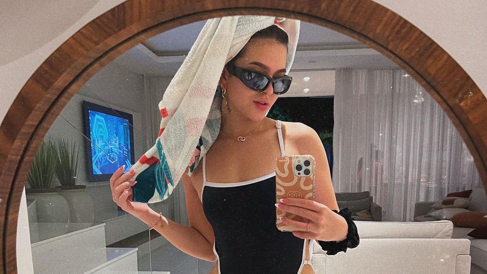 Mel Maia revela tatuagem secreta em fotos após banho