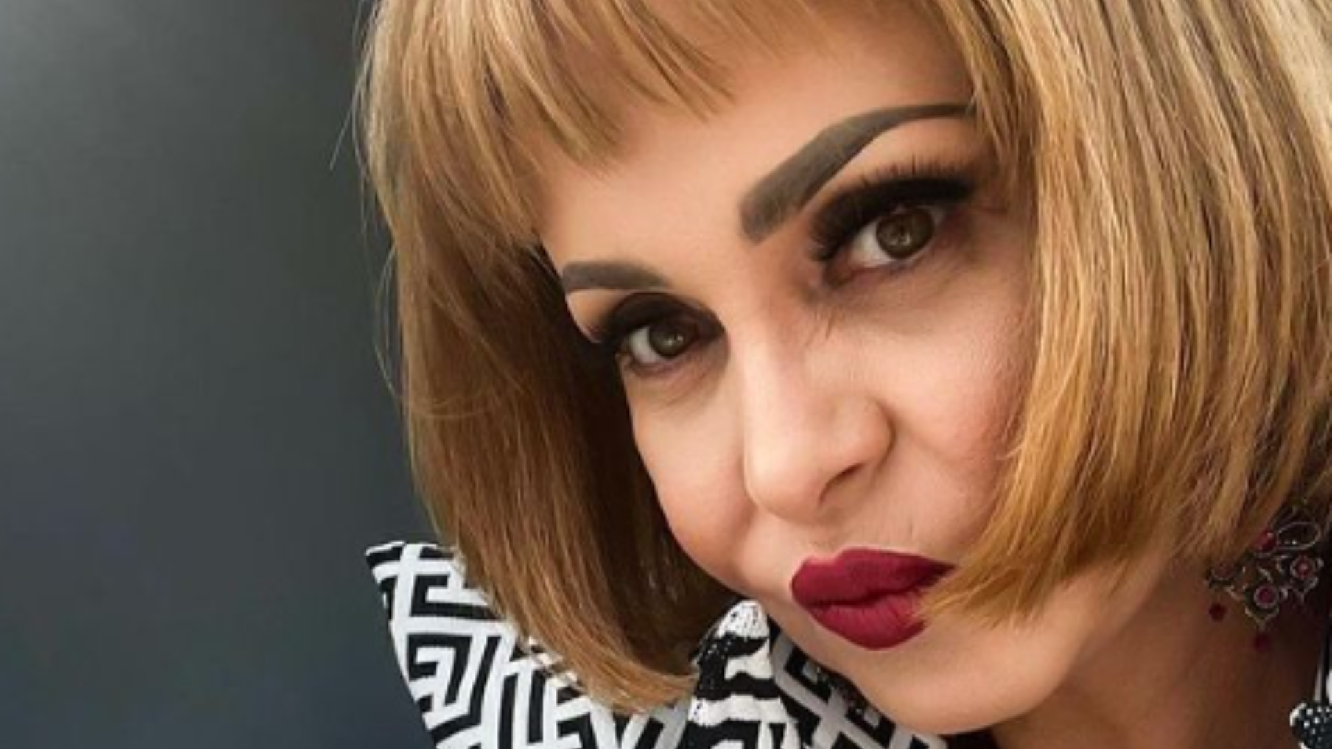 Gabriela Spanic encarna Paola, de A Usurpadora, para aconselhar nova personagem: ‘Não seja tonta’
