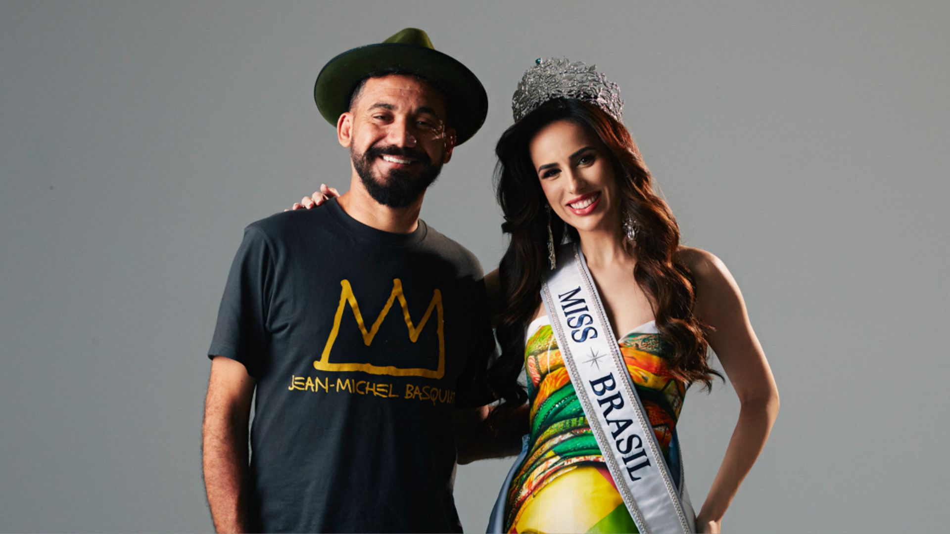 Mia Mamede doa vestido pintado por Kobra que usou ao passar a coroa no Miss Brasil