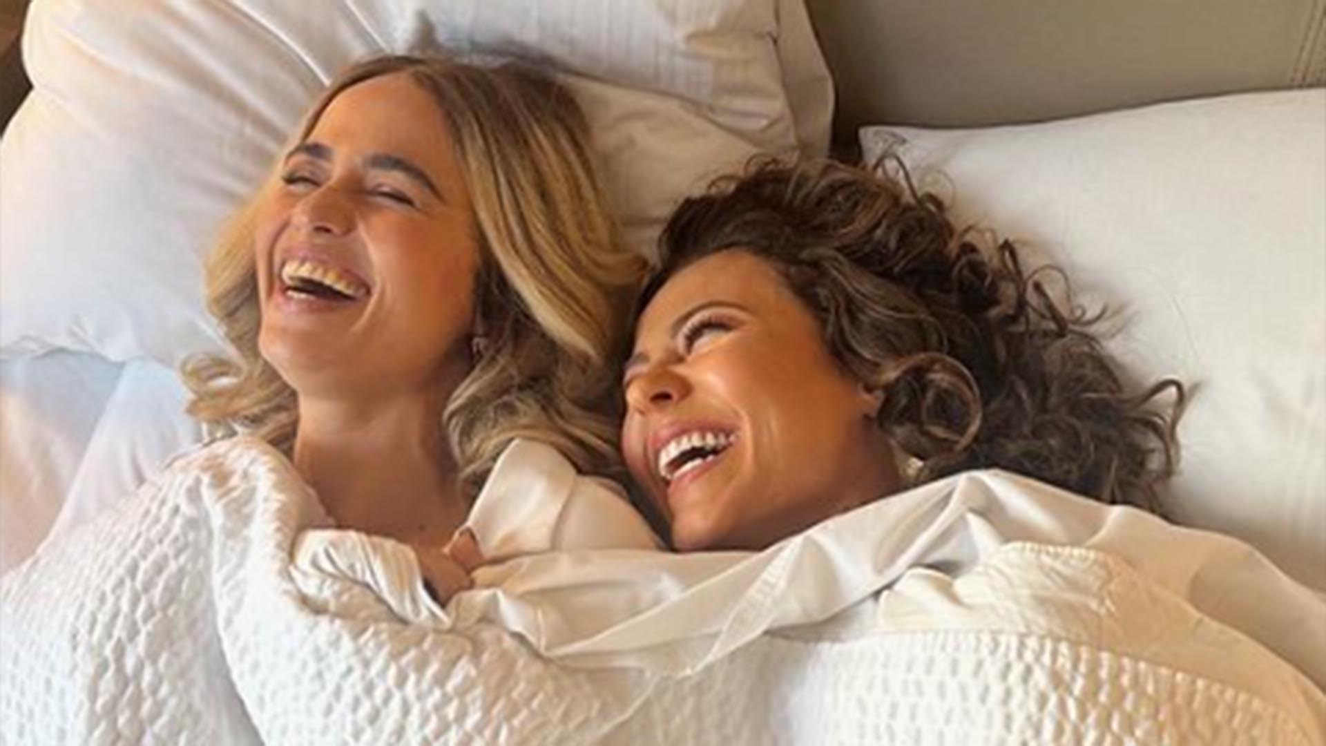 Paolla Oliveira e Nanda Costa aparecem gargalhando na cama em novas fotos