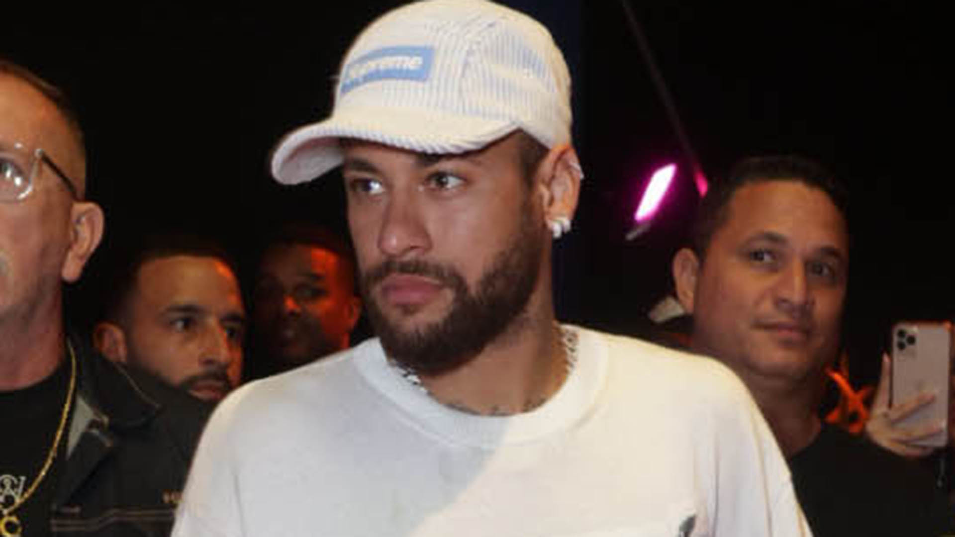 Neymar Jr se irrita em camarote de show, diz colunista