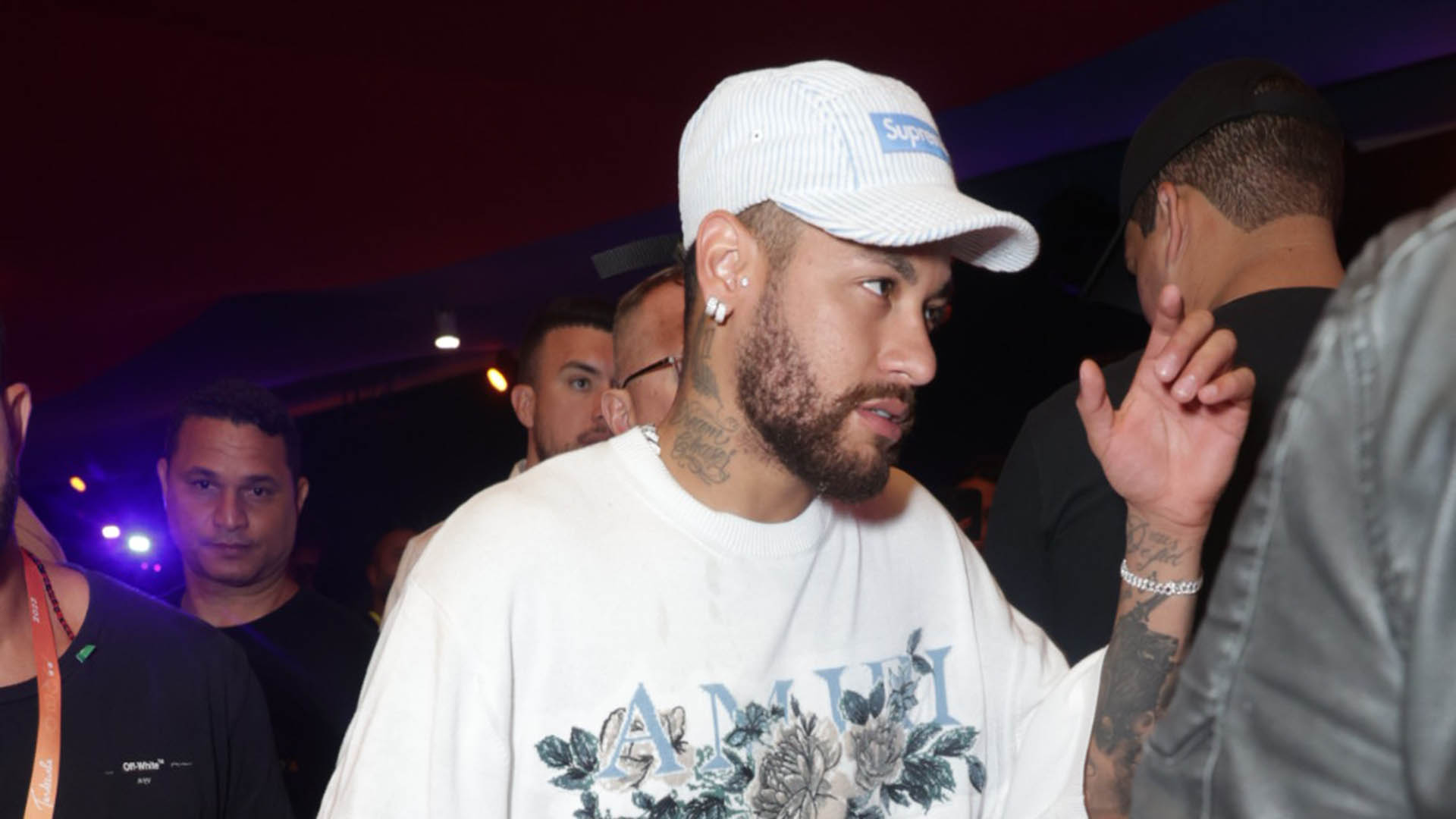 Neymar Jr chega sozinho em evento de Thiaguinho